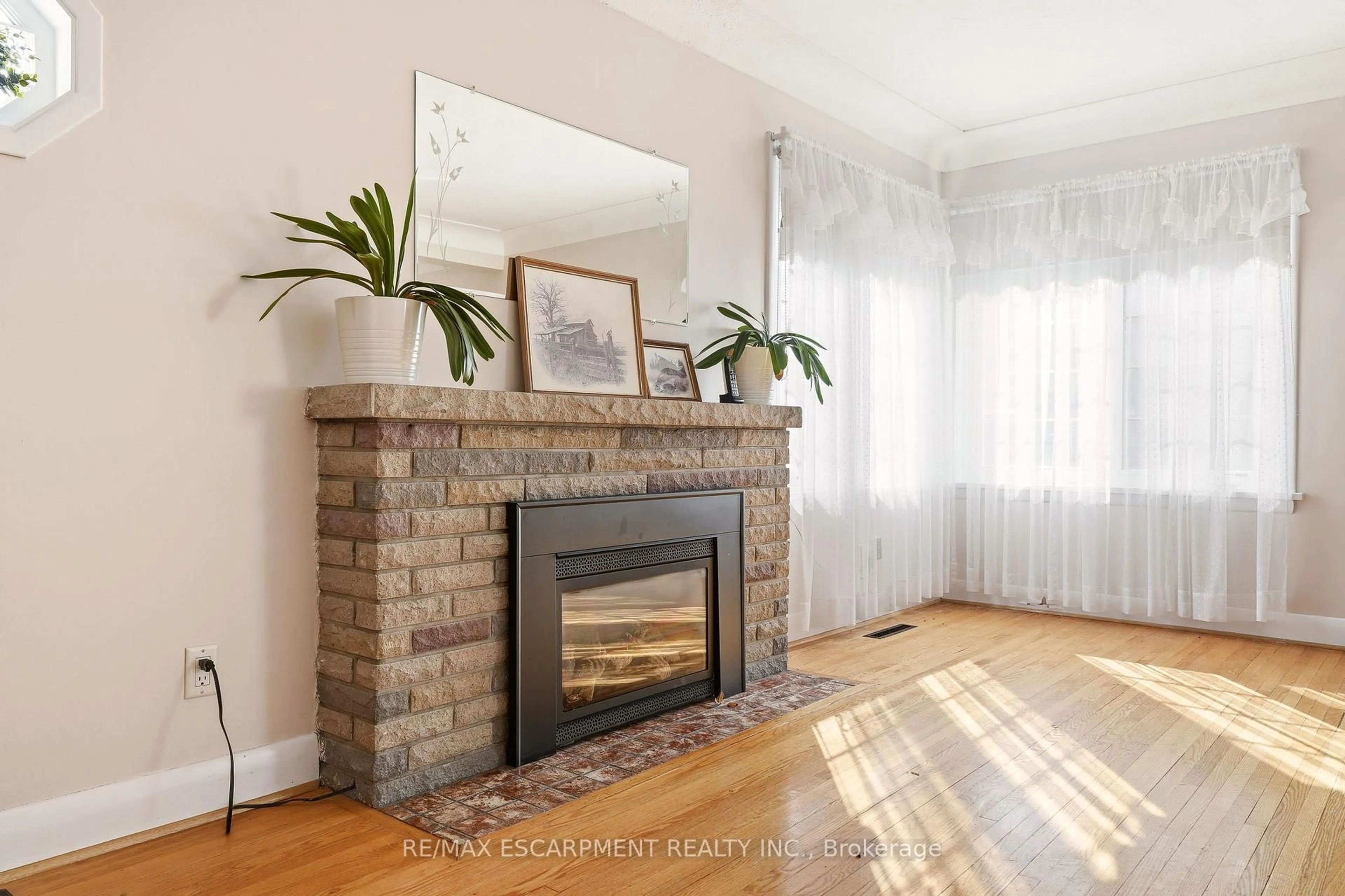 Living room with furniture, wood/laminate floor for 192 Ewen Rd, Hamilton Ontario L8S 3C9
