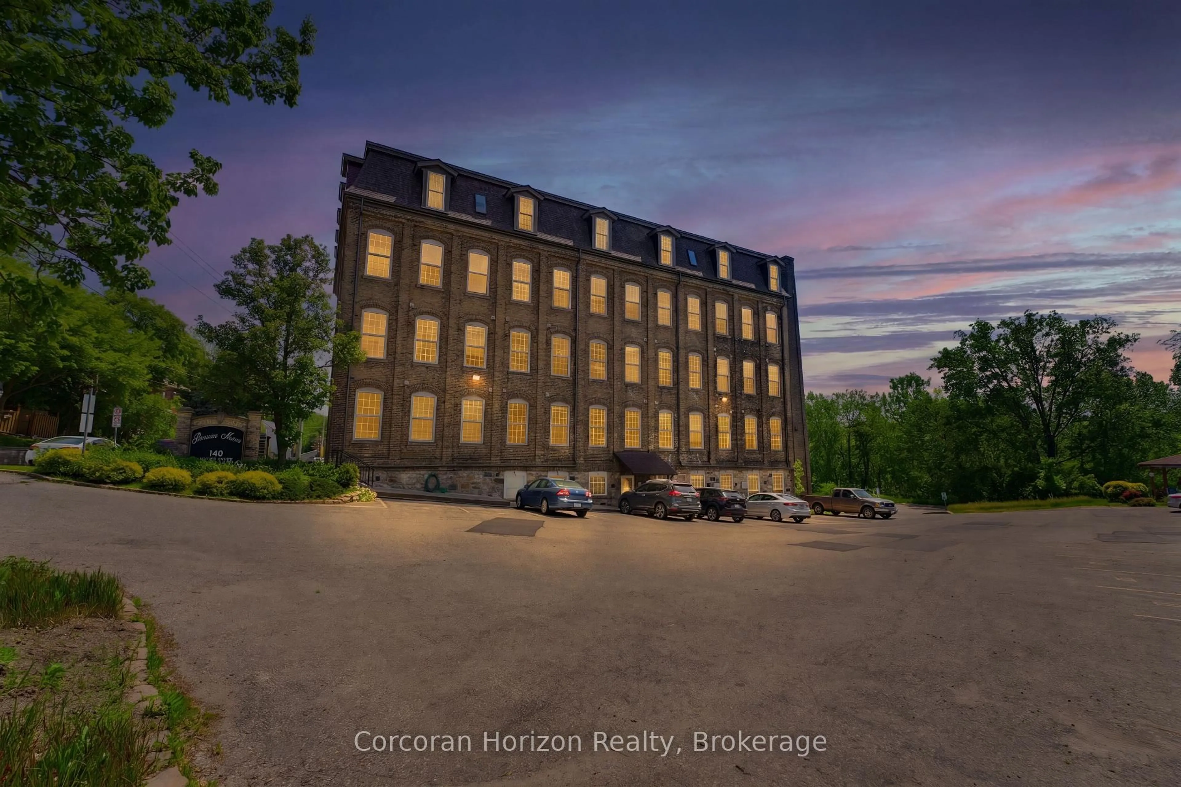A pic from outside/outdoor area/front of a property/back of a property/a pic from drone, building for 140 West River St #301, Brant Ontario N3L 0B7