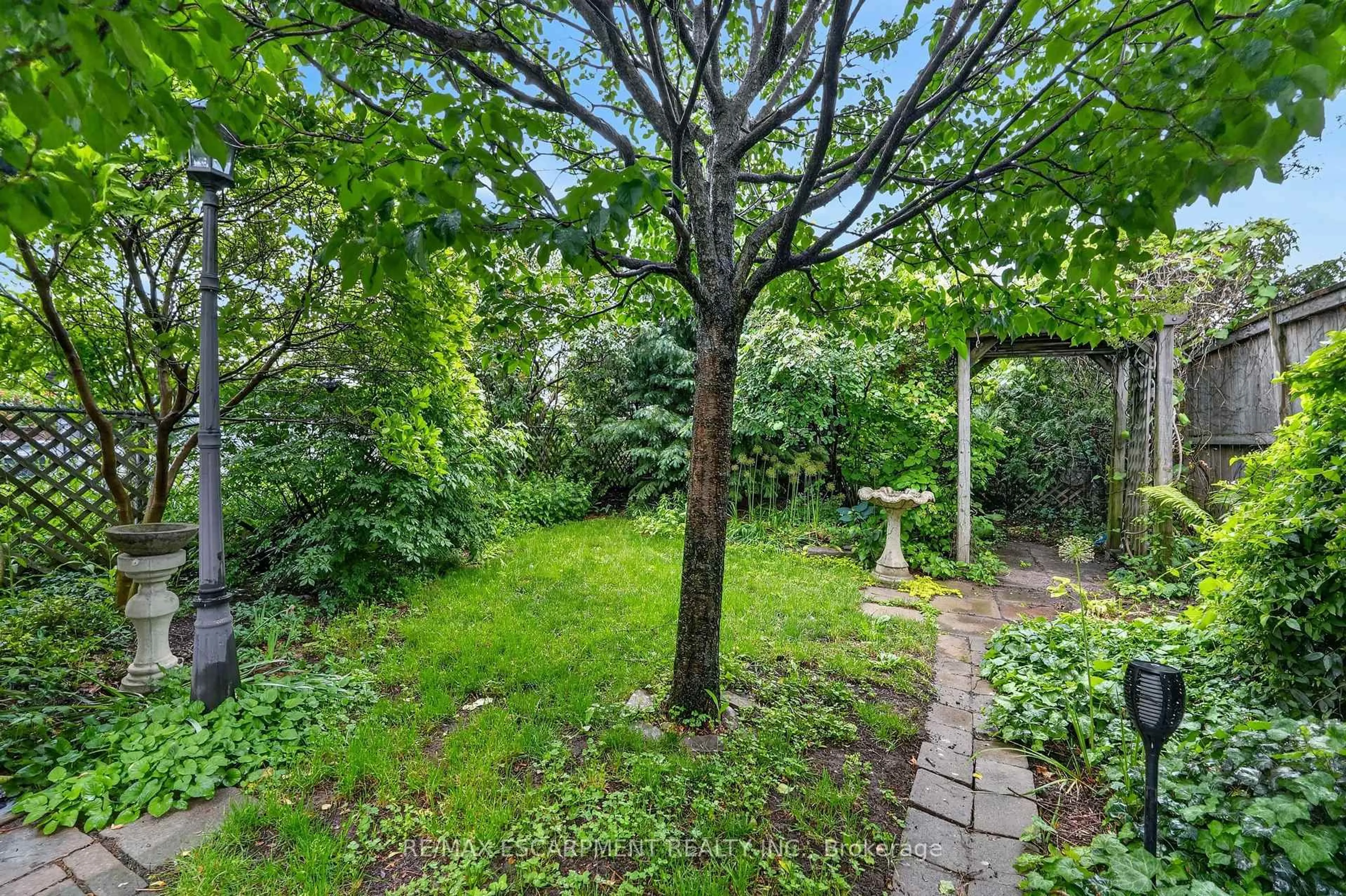 Patio, forest/trees view for 272 Cope St, Hamilton Ontario L8H 5B5