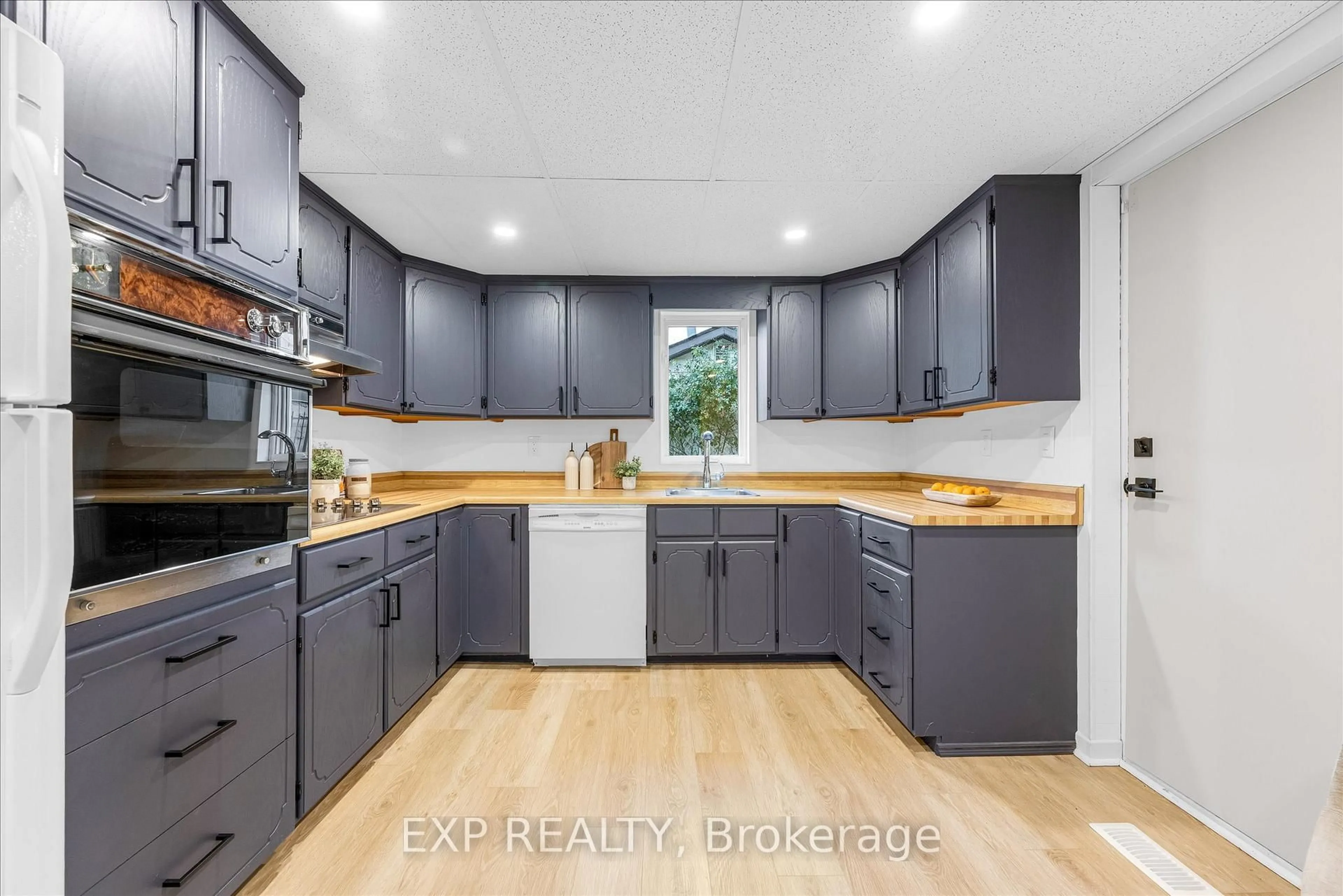 Open concept kitchen, unknown for 11 Ford St, Hamilton Ontario L8N 2P4