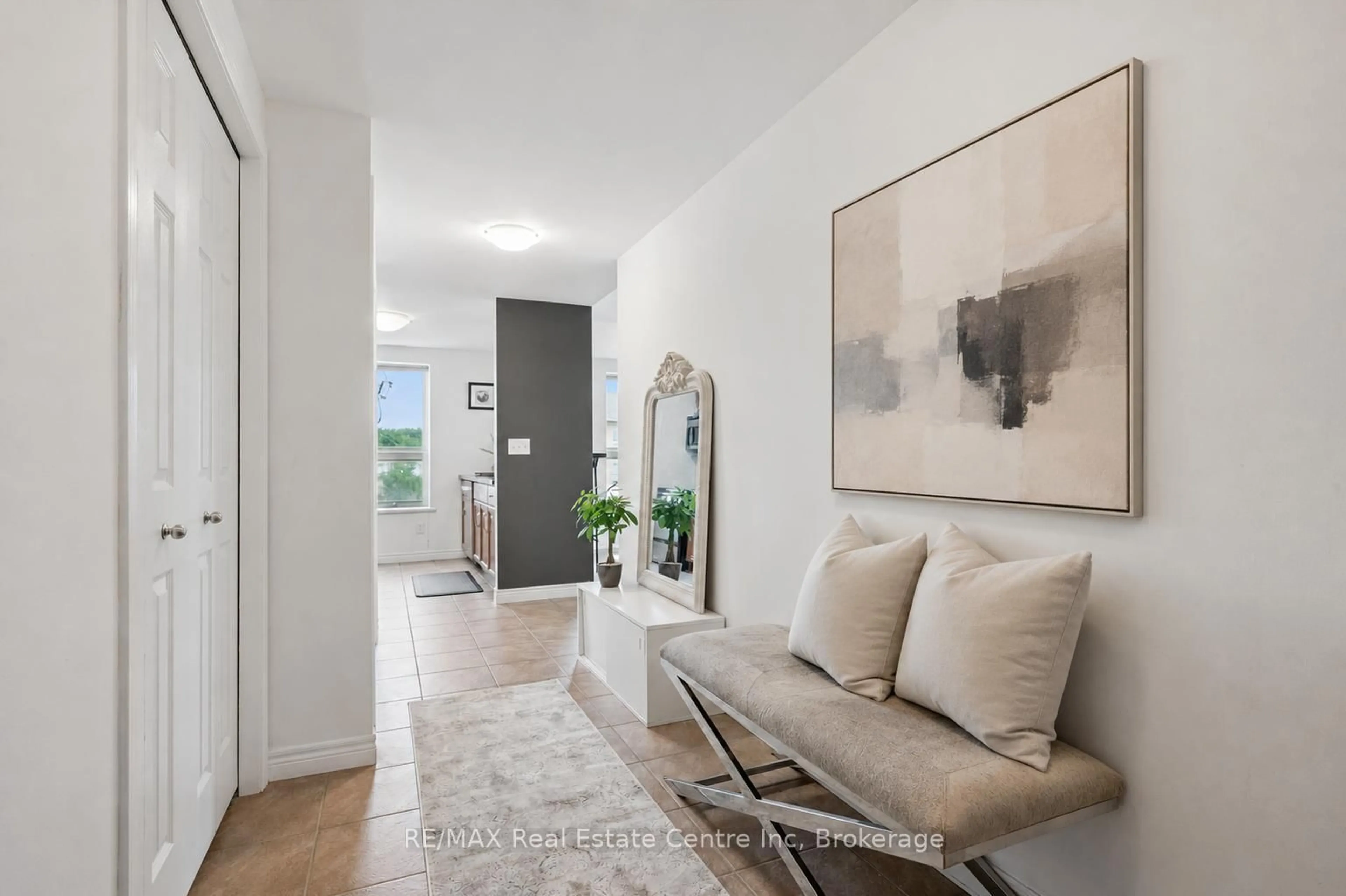 Indoor entryway for 901 PAISLEY Rd #309, Guelph Ontario N1K 0A7