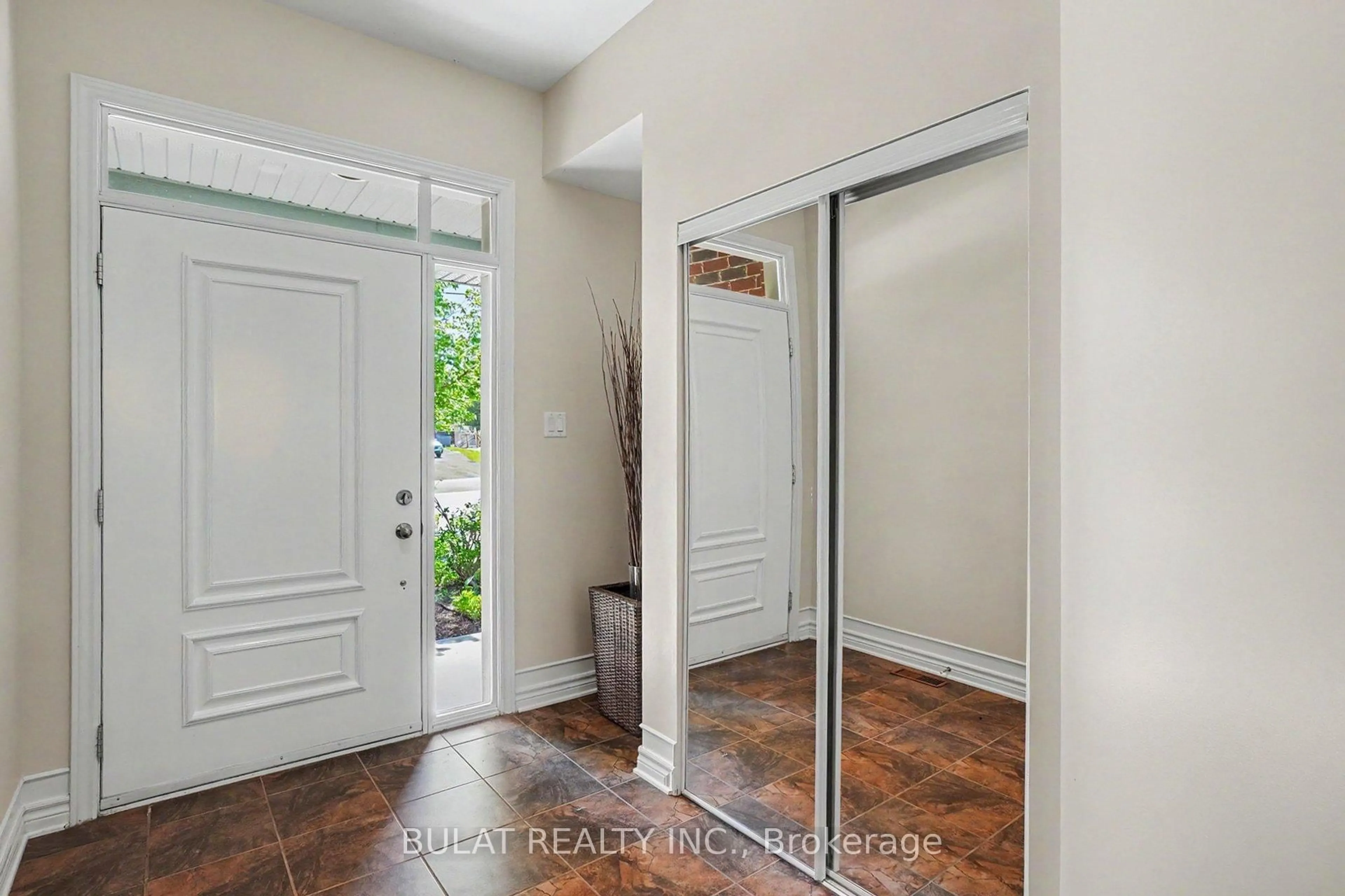 Indoor entryway for 20 Mccooeye Lane, Ottawa Ontario K2S 1B9