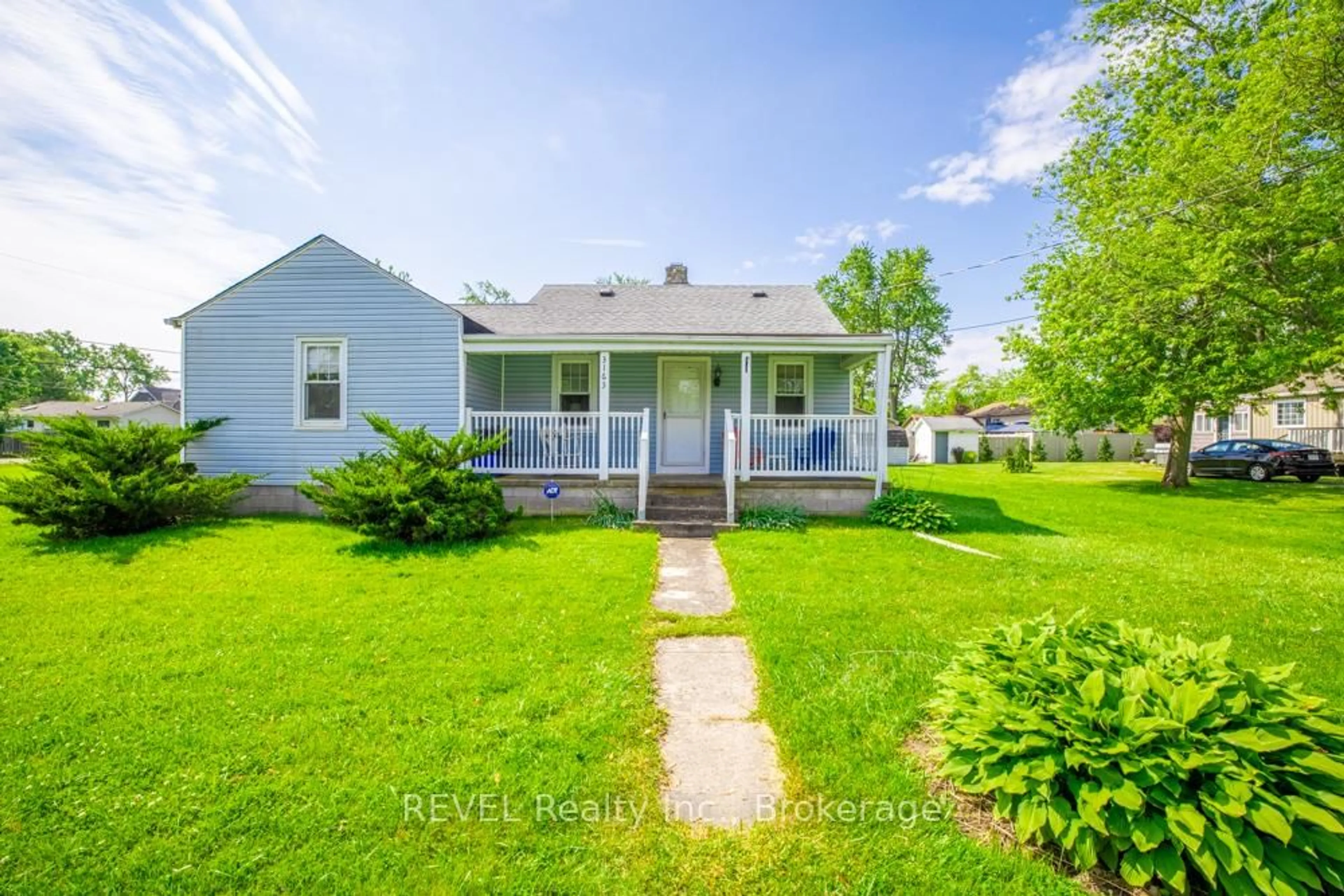 A pic from outside/outdoor area/front of a property/back of a property/a pic from drone, street for 3163 Evadere Ave, Fort Erie Ontario L0S 1N0