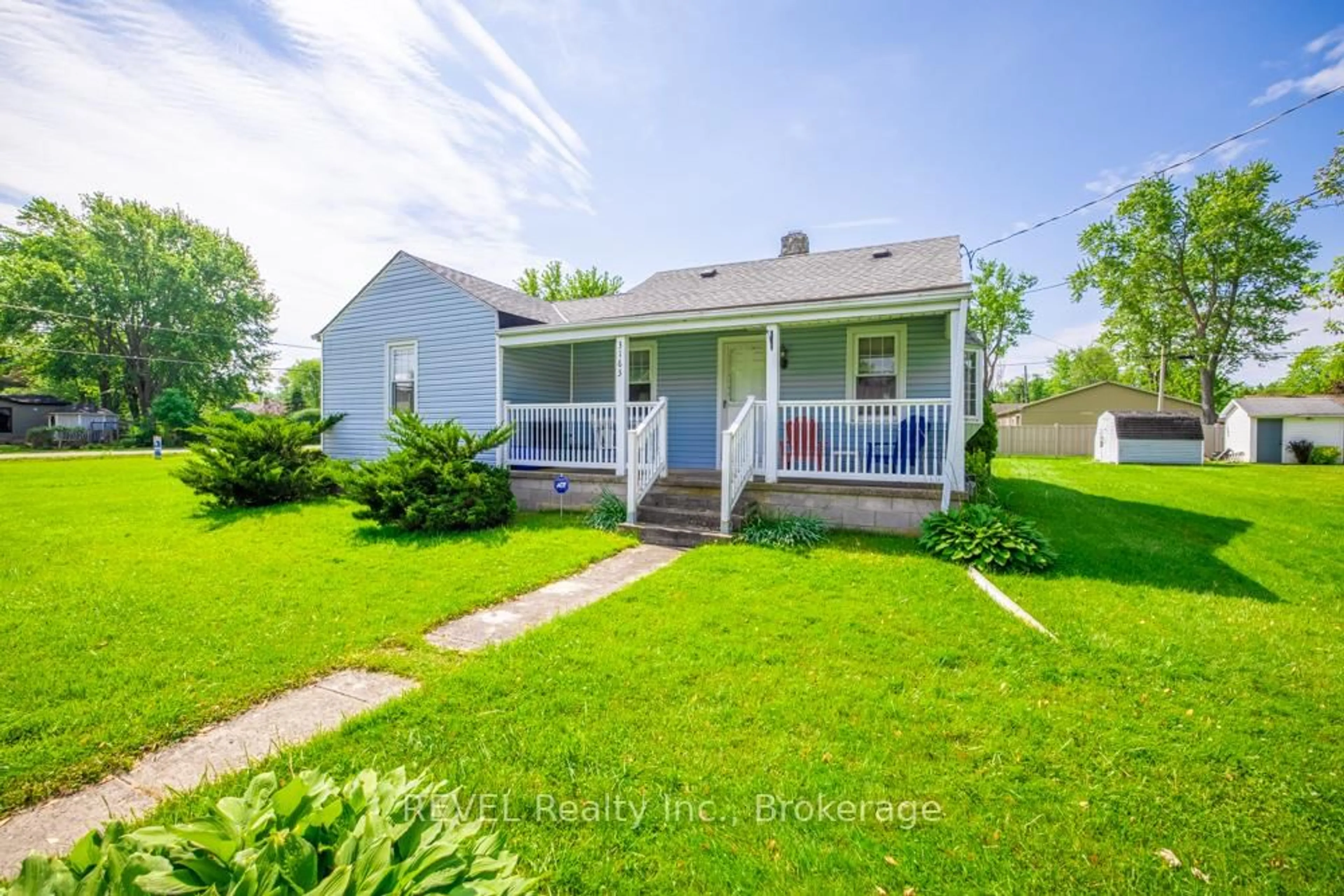 A pic from outside/outdoor area/front of a property/back of a property/a pic from drone, street for 3163 Evadere Ave, Fort Erie Ontario L0S 1N0
