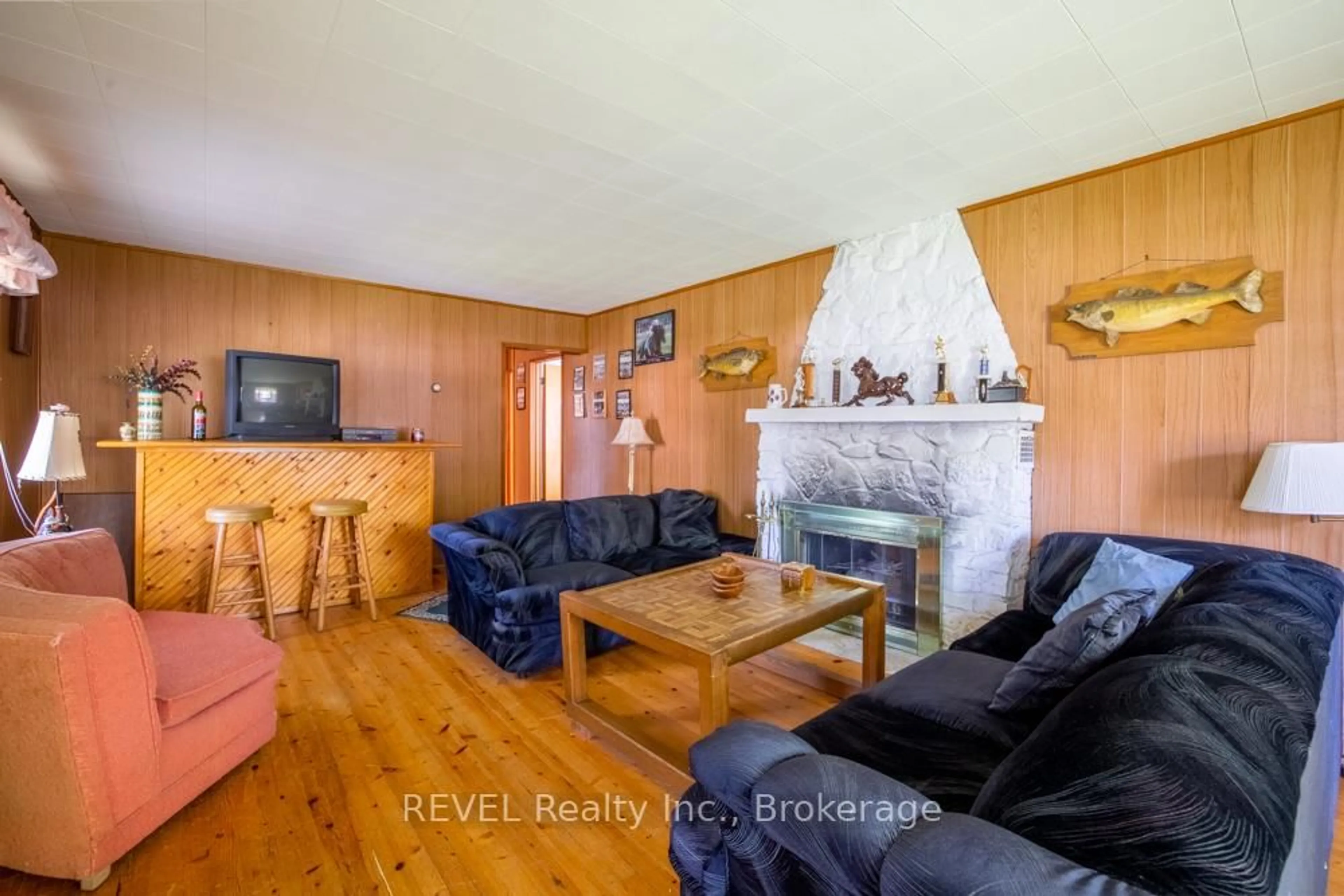 Living room with furniture, wood/laminate floor for 3163 Evadere Ave, Fort Erie Ontario L0S 1N0