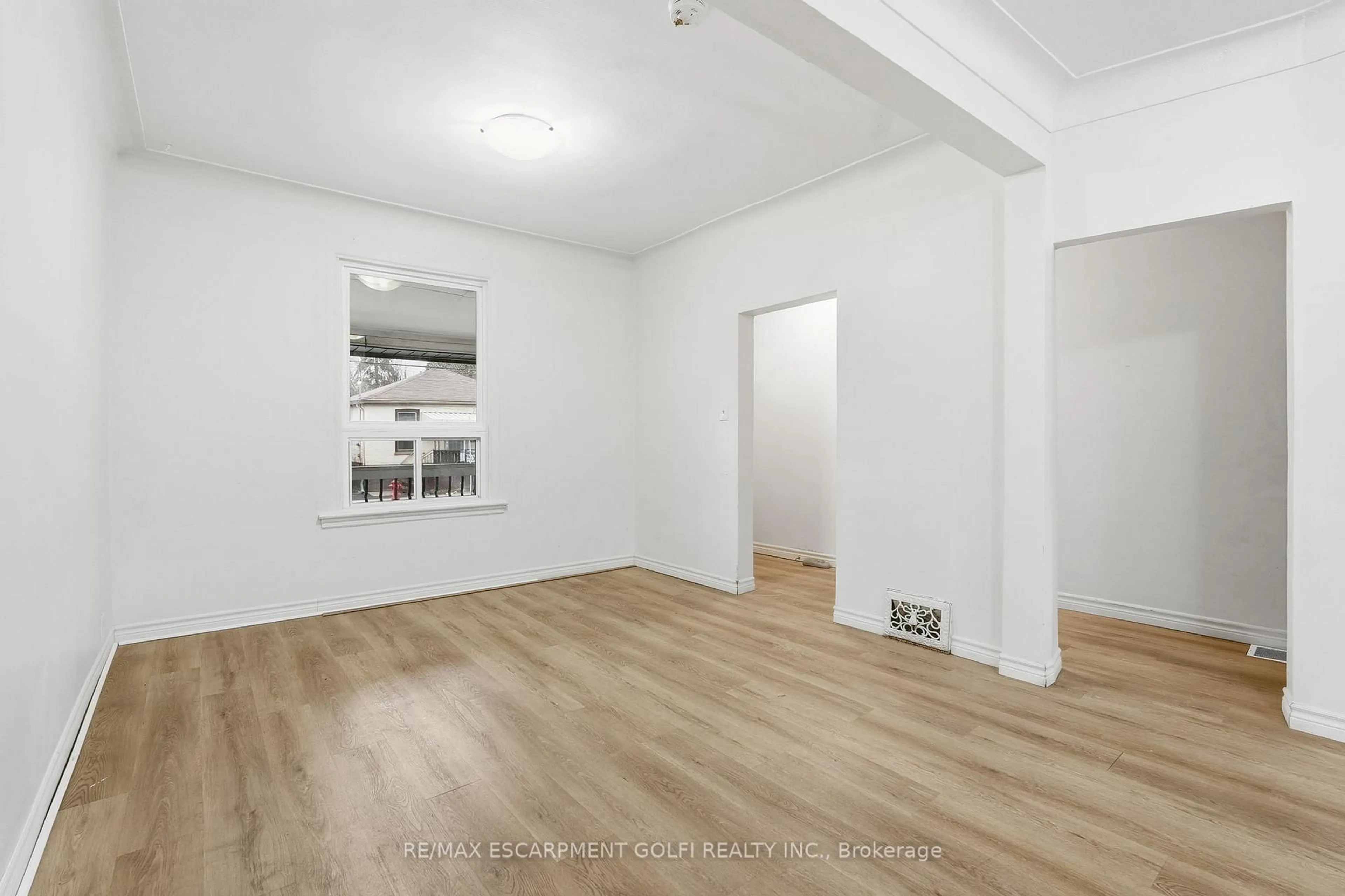 A pic of a room for 39 Burlington St, Hamilton Ontario L8L 4G3