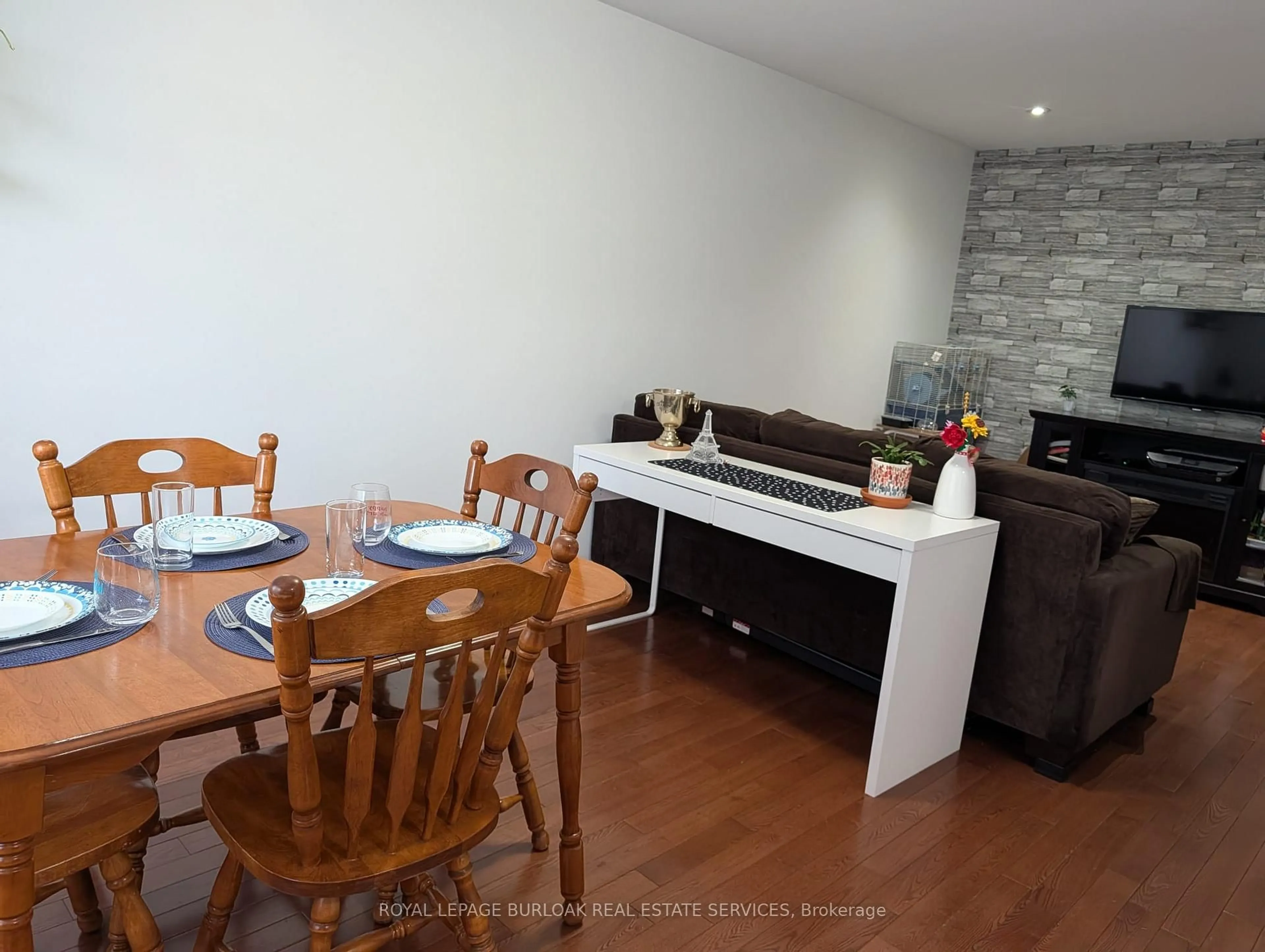 Dining room, wood/laminate floor for 1350 Limeridge Rd #18, Hamilton Ontario L8W 1L6