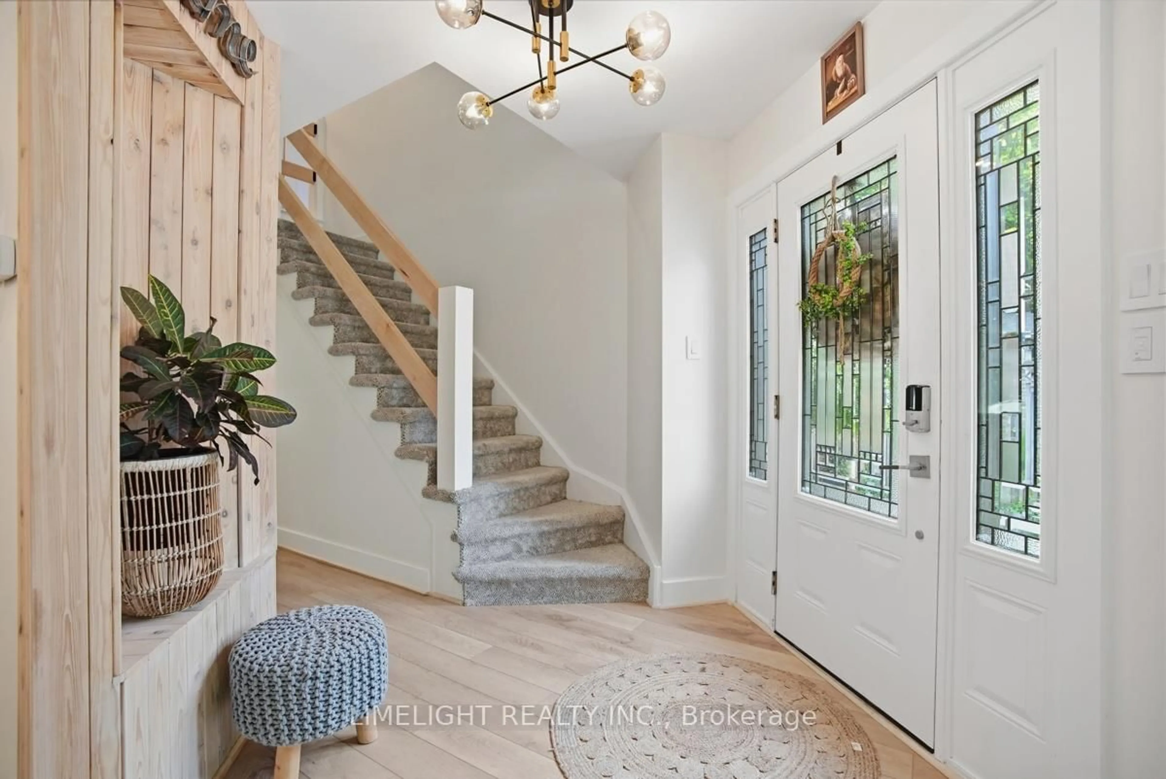 Indoor entryway for 16 Lindbrook Crt, London North Ontario N5X 2L3