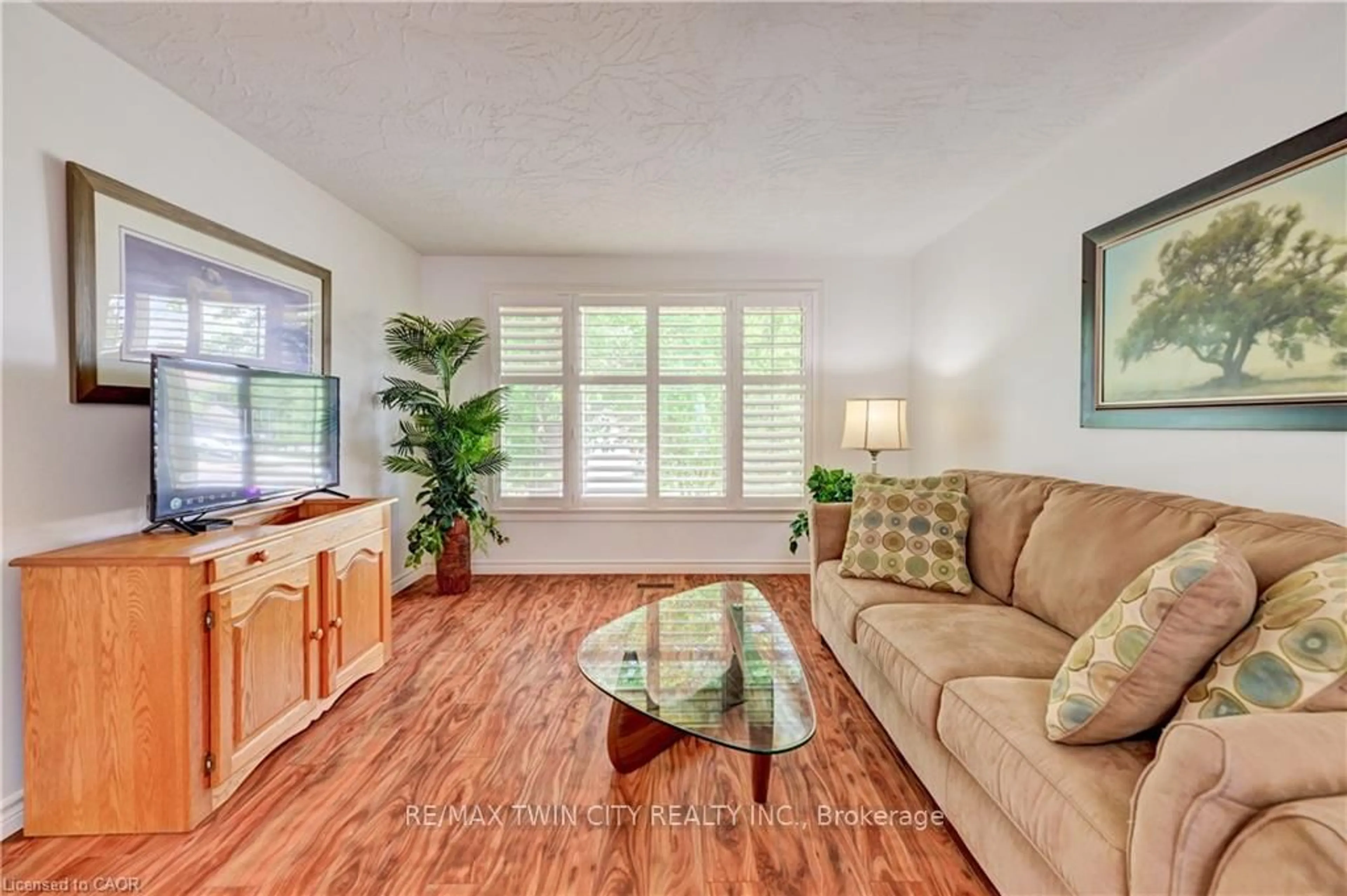 Living room with furniture, wood/laminate floor for 3 PARKLAND Cres, Kitchener Ontario N2N 1R5