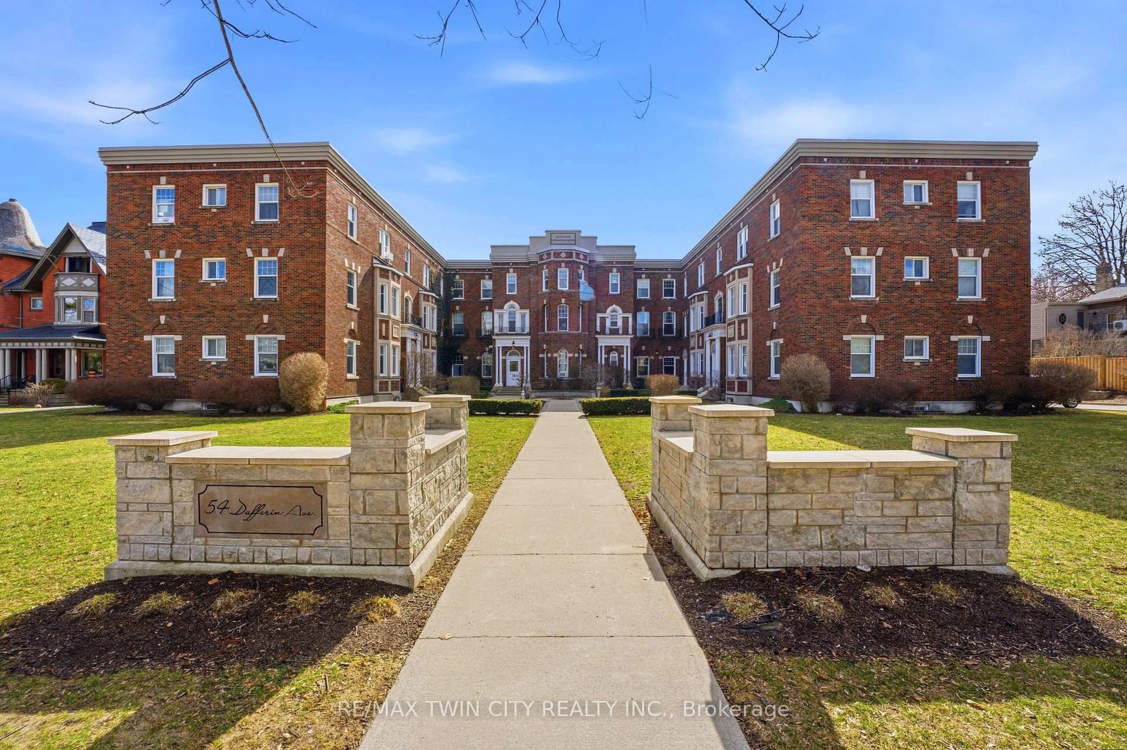 A pic from outside/outdoor area/front of a property/back of a property/a pic from drone, building for 54 Dufferin Ave #1, Brantford Ontario N3T 4P5