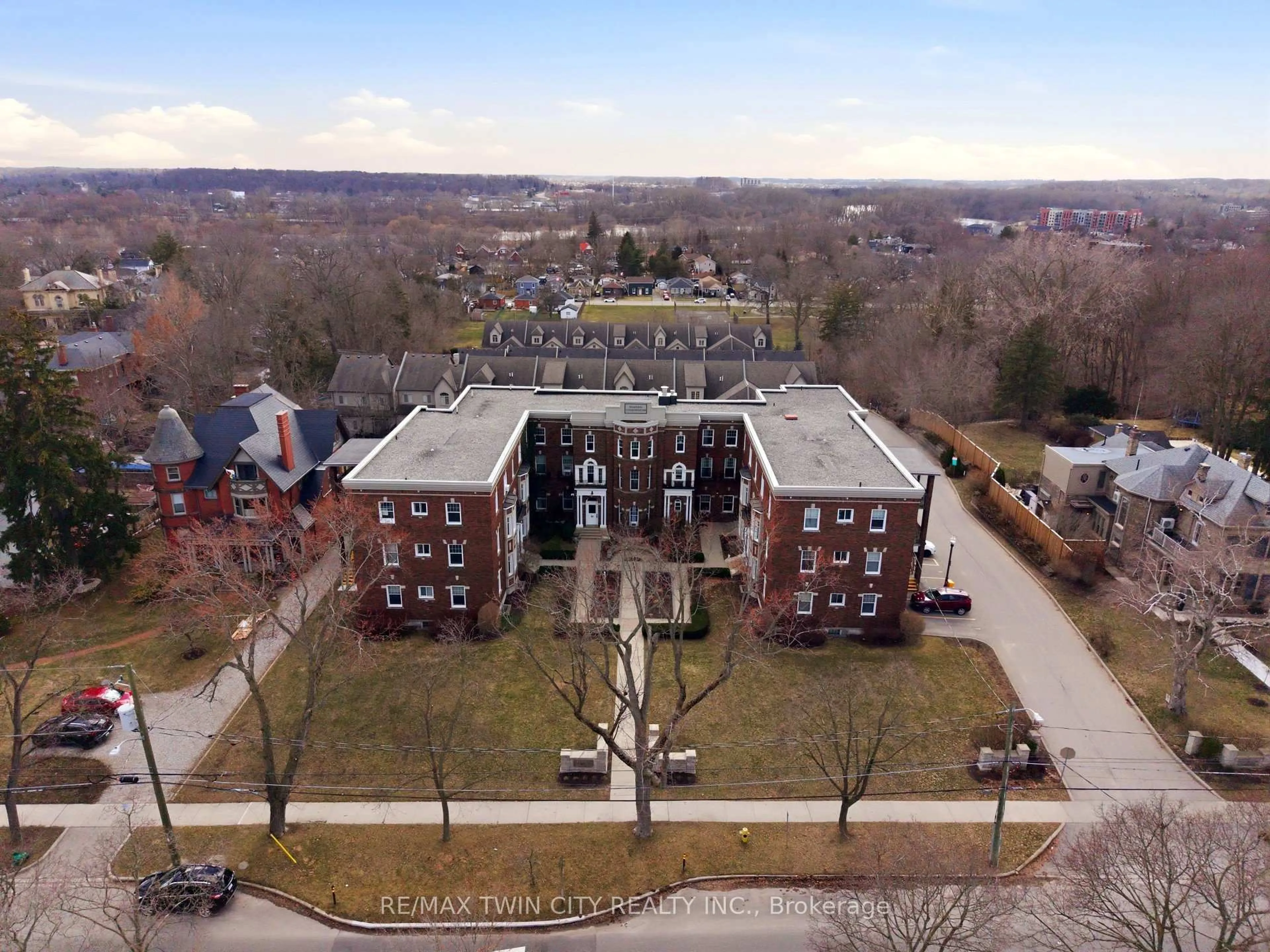 A pic from outside/outdoor area/front of a property/back of a property/a pic from drone, unknown for 54 Dufferin Ave #1, Brantford Ontario N3T 4P5