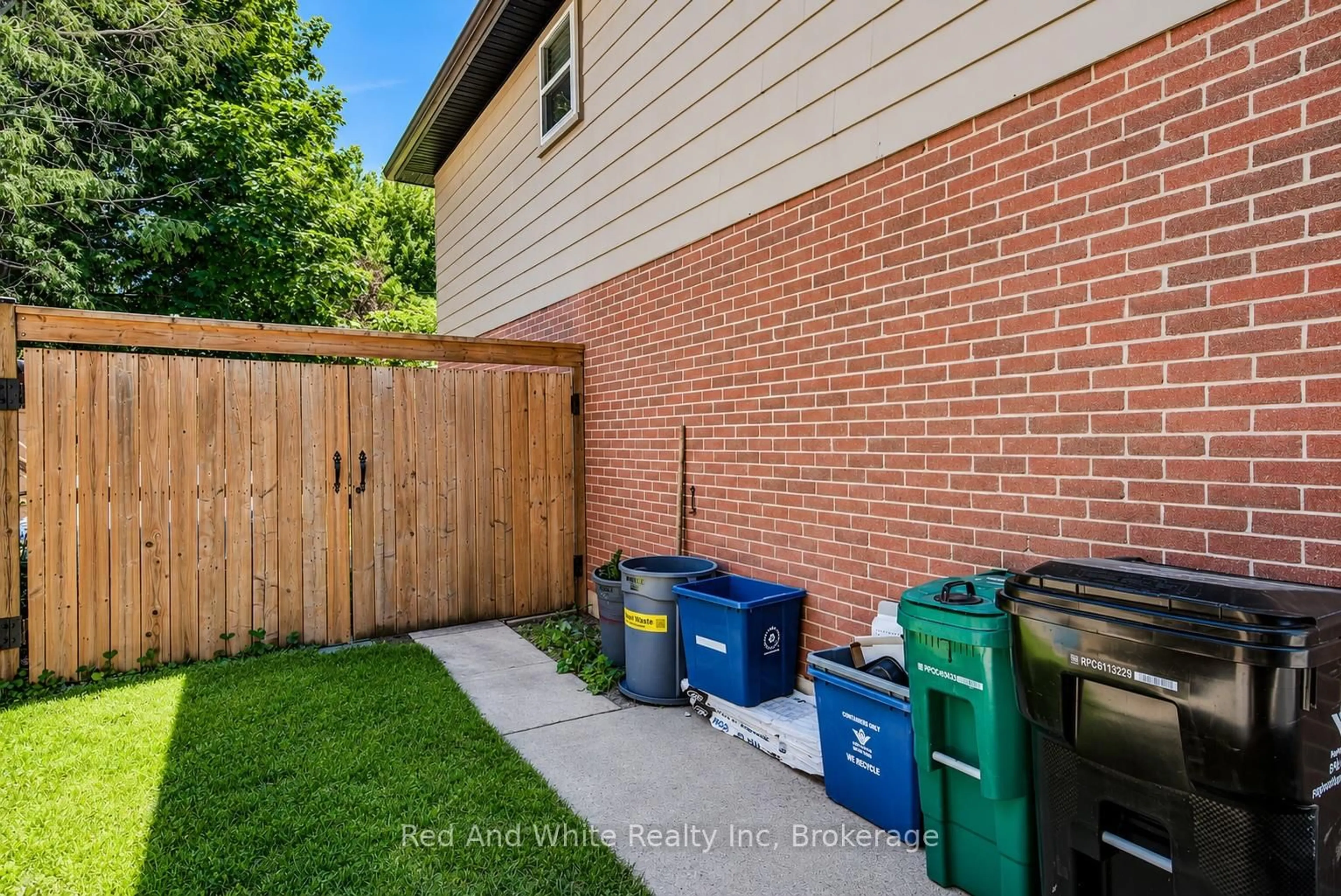 Home with brick exterior material, street for 1138 Kathlene Crt, Cambridge Ontario N3H 4P2