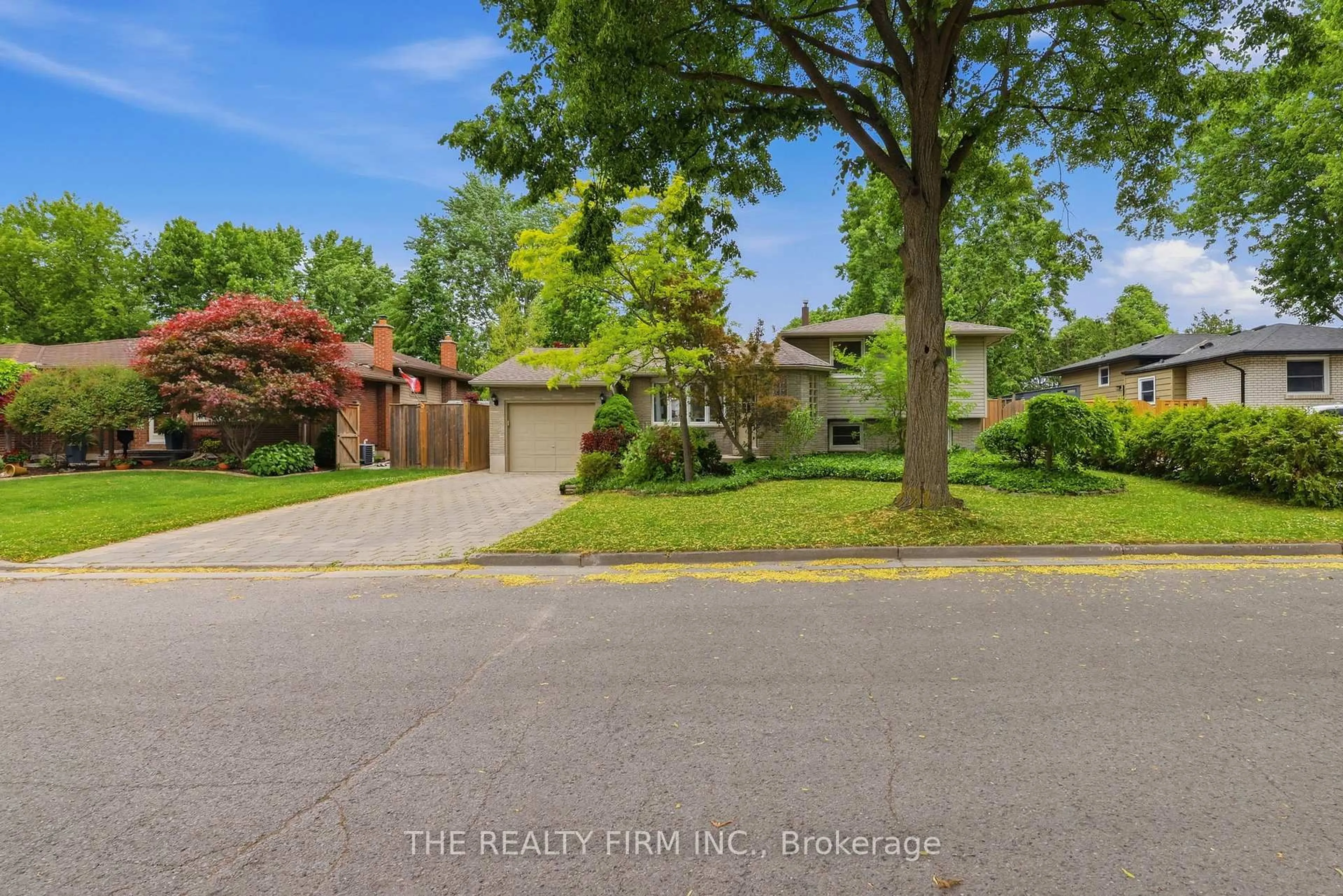 A pic from outside/outdoor area/front of a property/back of a property/a pic from drone, street for 79 Mendip Cres, London South Ontario N6E 1H2