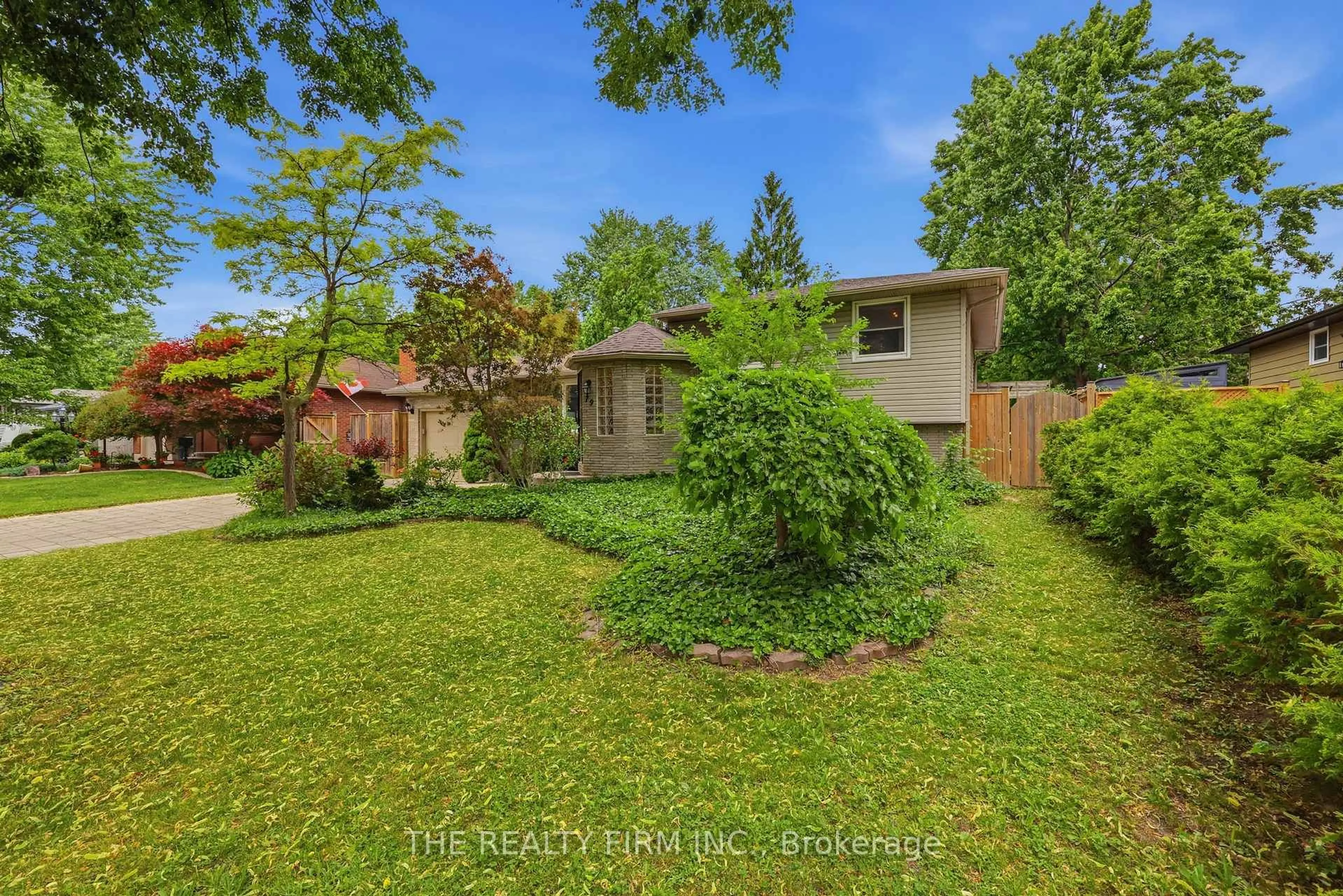 A pic from outside/outdoor area/front of a property/back of a property/a pic from drone, street for 79 Mendip Cres, London South Ontario N6E 1H2