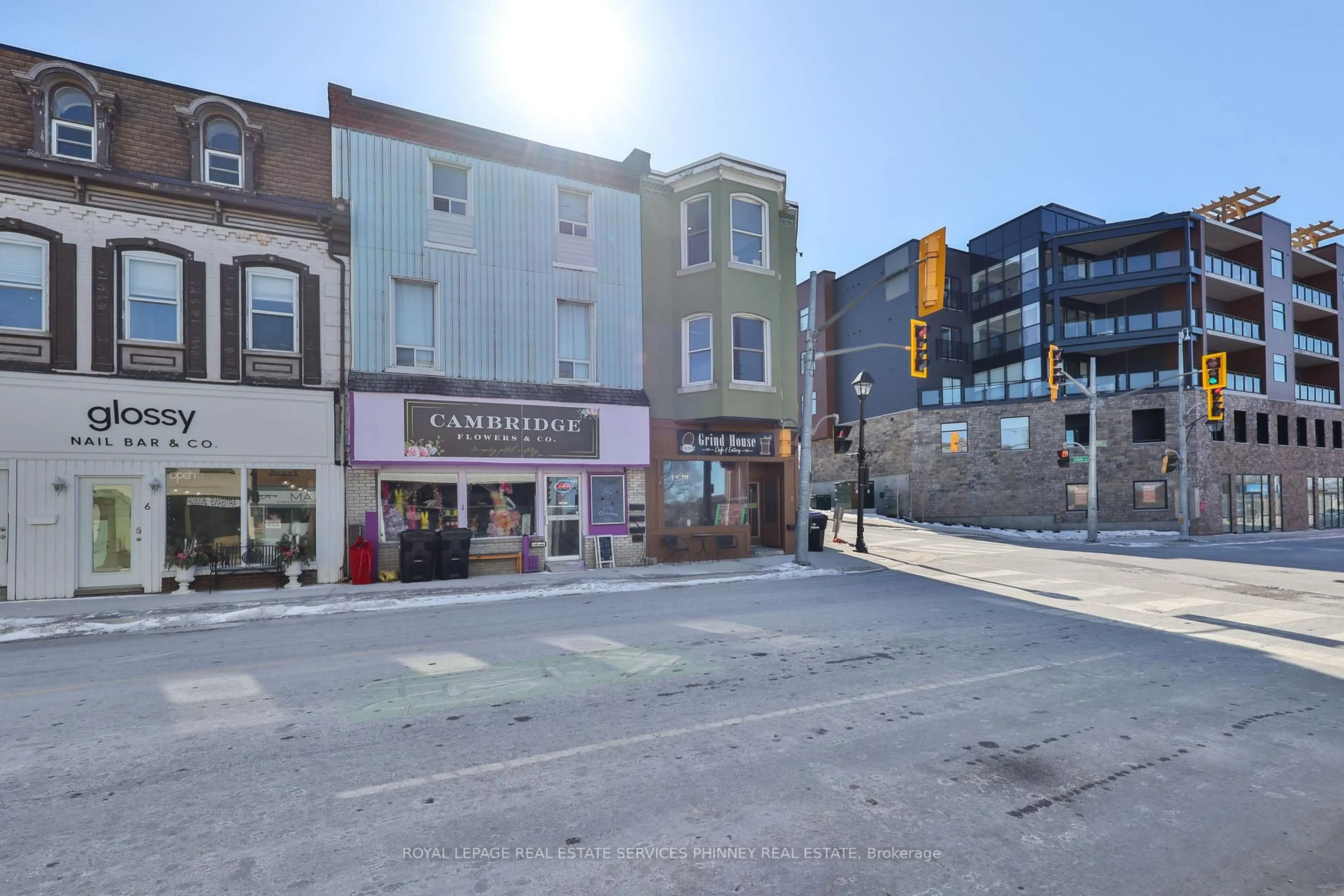 A pic from outside/outdoor area/front of a property/back of a property/a pic from drone, street for 2 Queen St, Cambridge Ontario N3C 2A6