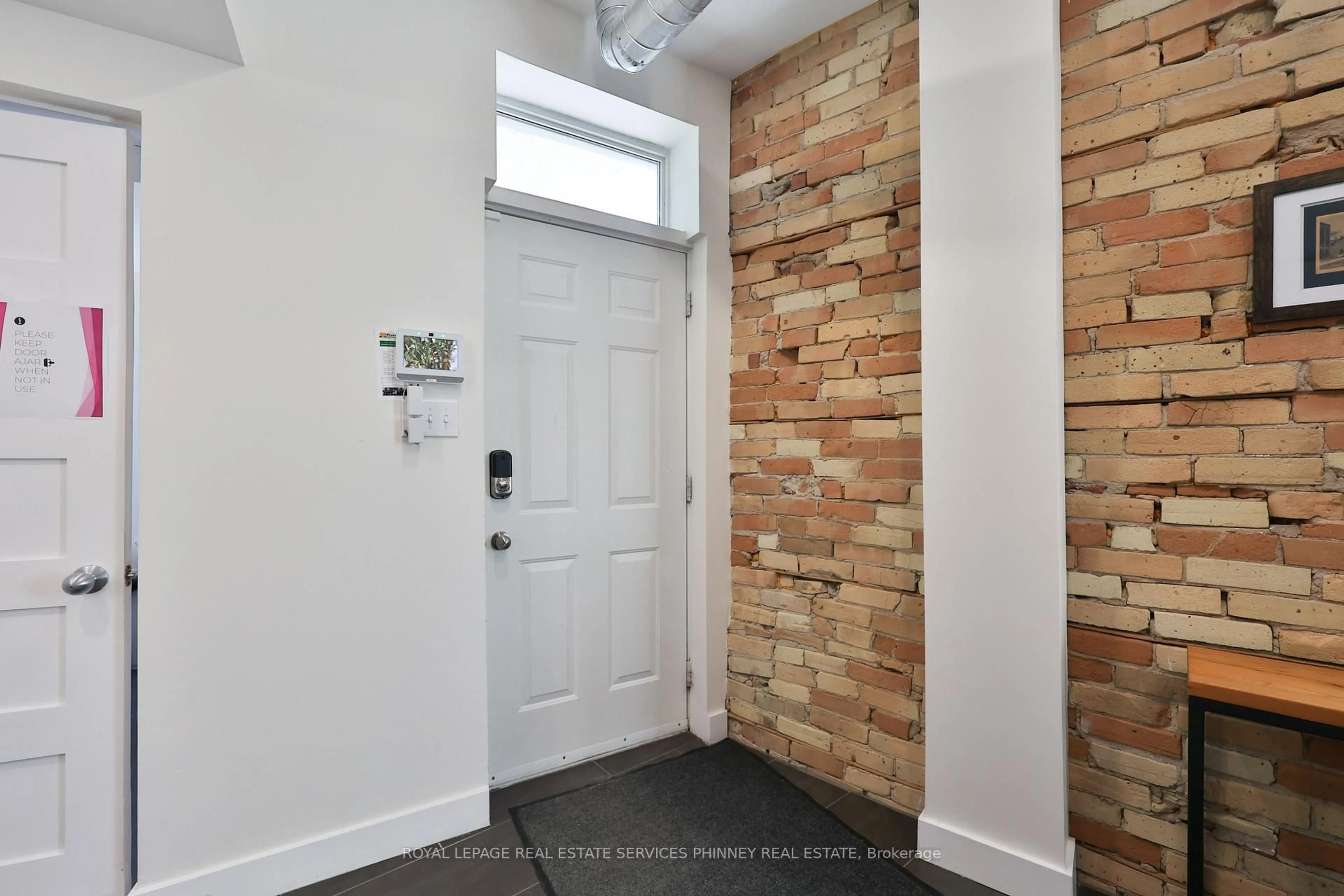 Indoor entryway for 2 Queen St, Cambridge Ontario N3C 2A6
