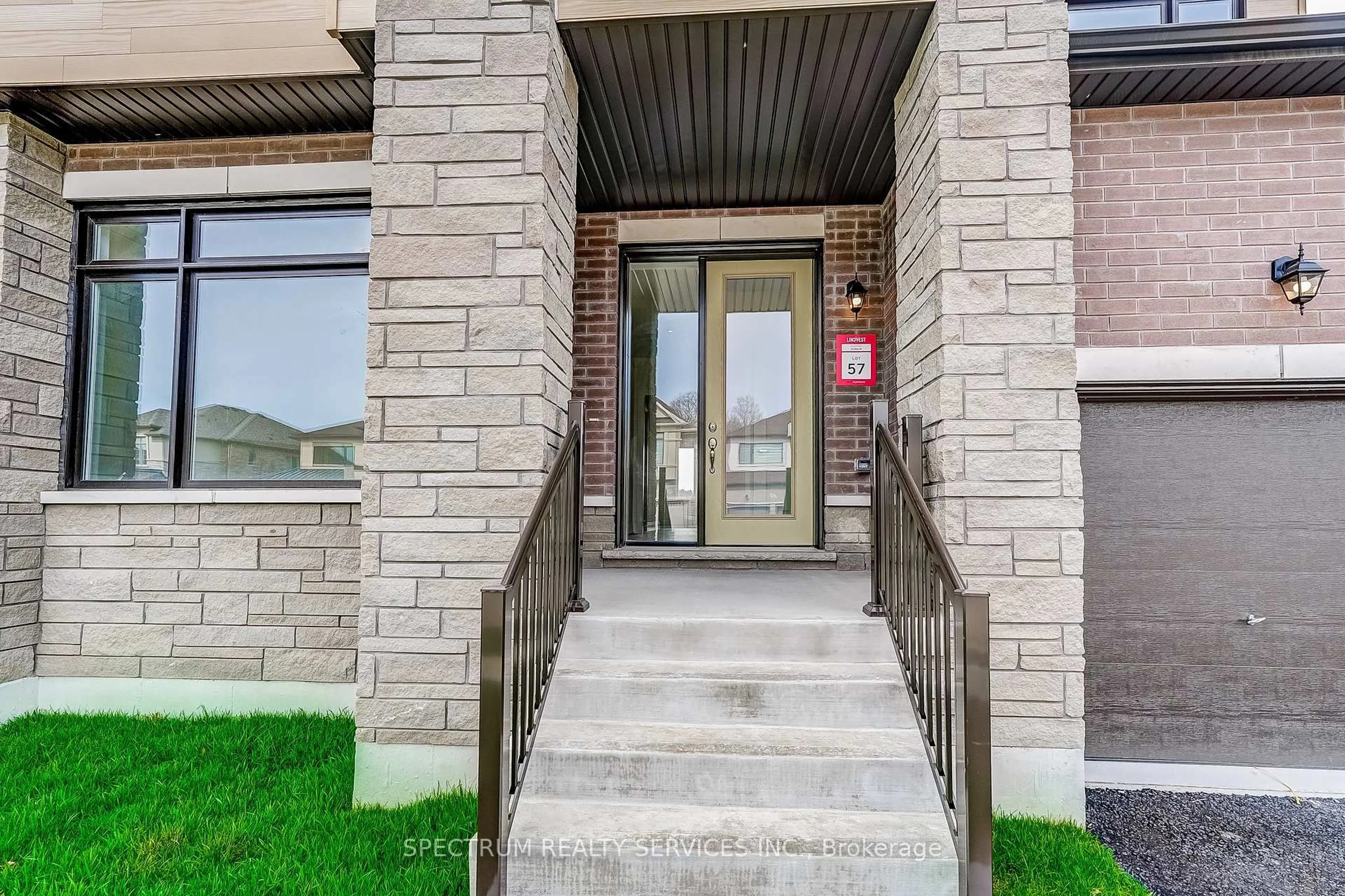 Indoor entryway for 33 Dore Dr, Brantford Ontario N3T 0X8