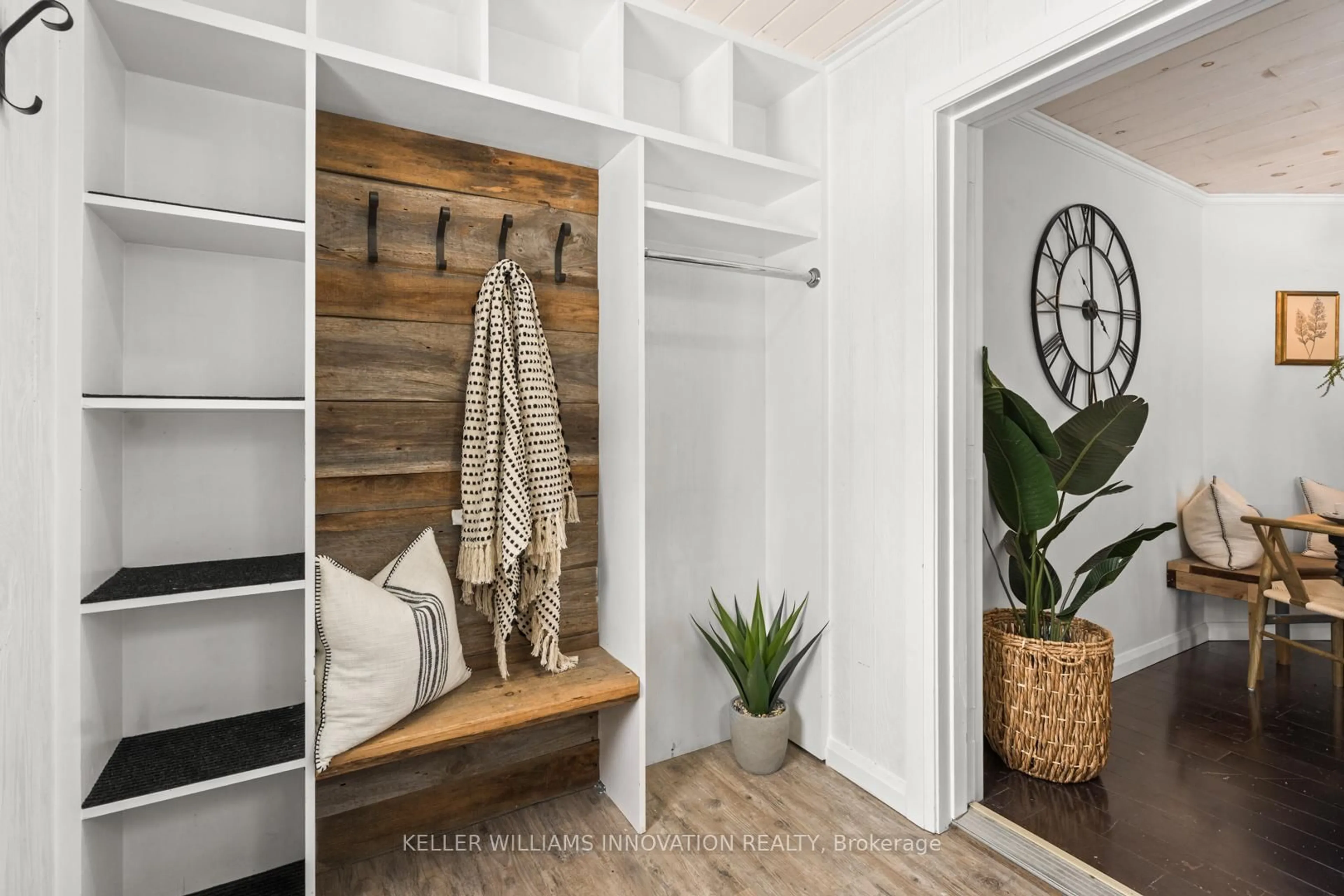 Indoor entryway for 469 Rowanwood Rd, Huntsville Ontario P0B 1M0
