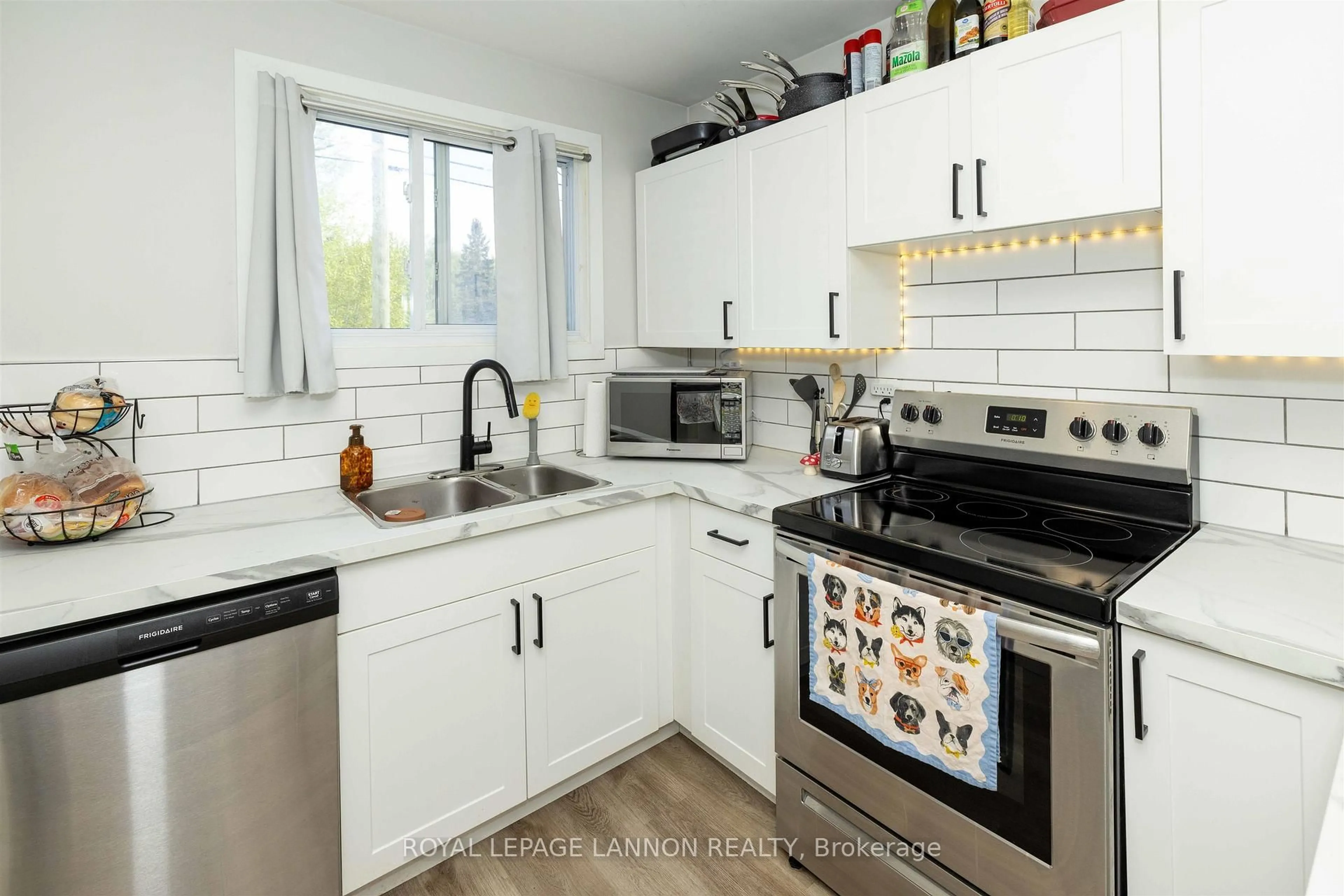 Standard kitchen, ceramic/tile floor for 853-855 HUDSON Ave, Thunder Bay Ontario P7A 6J5