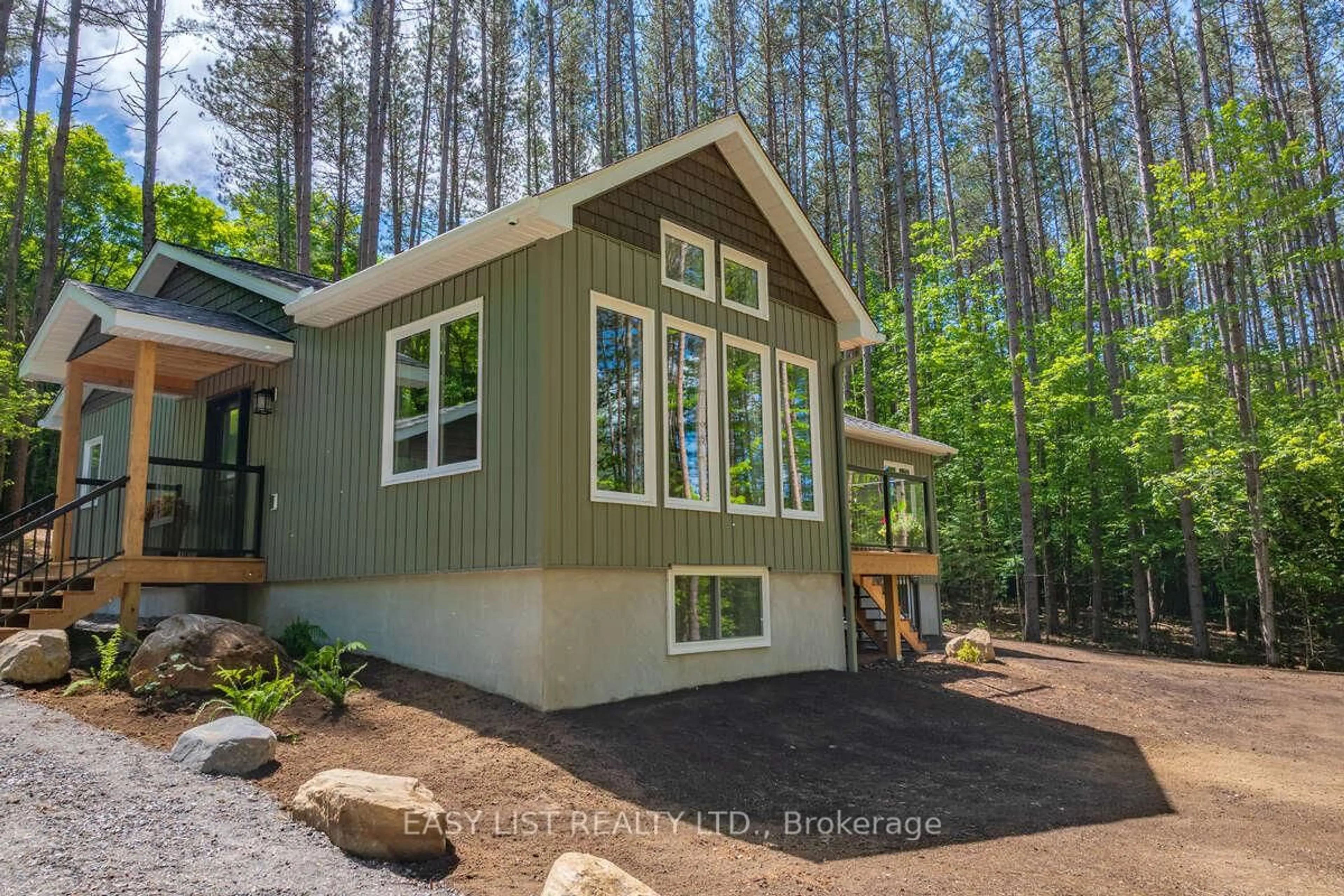 Home with vinyl exterior material, forest/trees view for 414 North Waseosa Lake Rd, Huntsville Ontario P1H 2J4