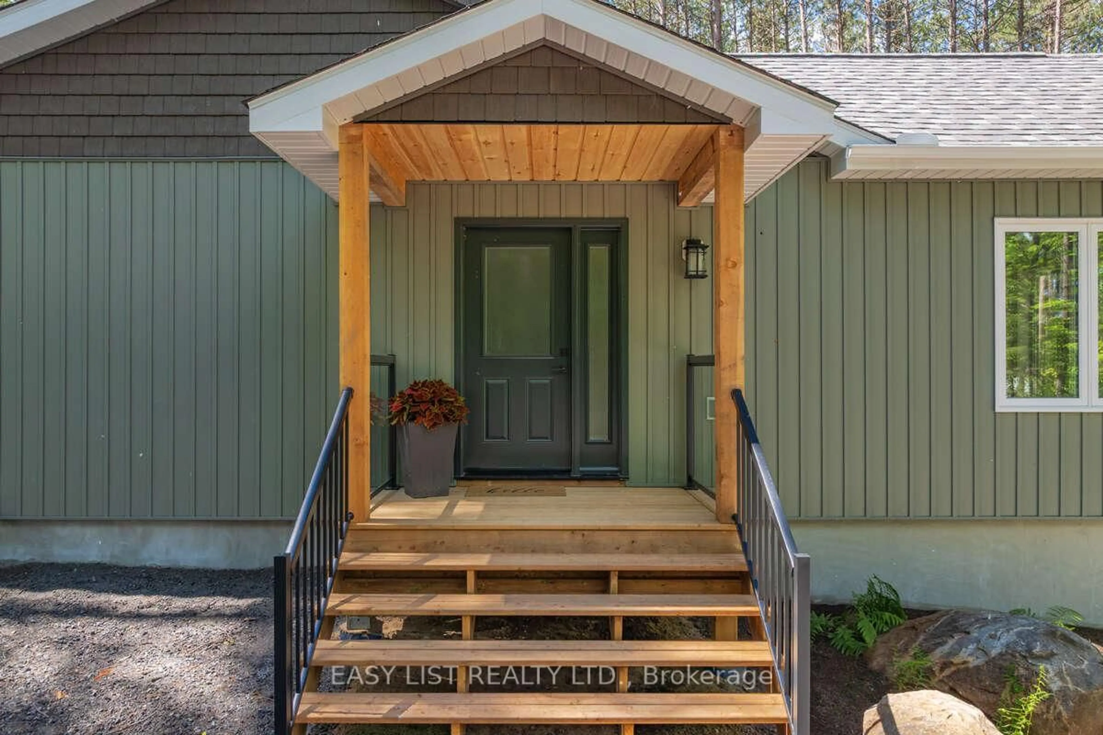 Indoor entryway for 414 North Waseosa Lake Rd, Huntsville Ontario P1H 2J4