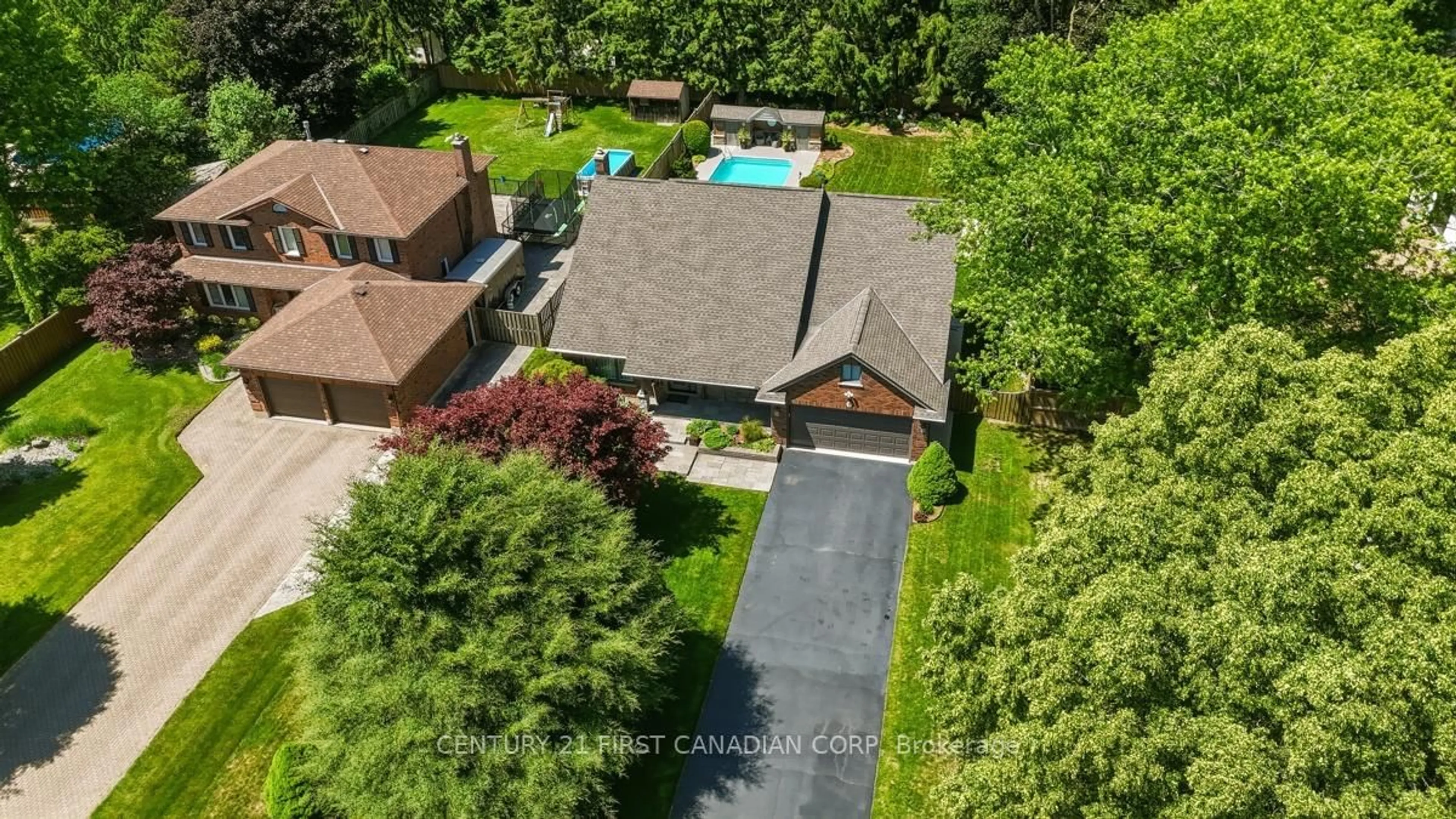 A pic from outside/outdoor area/front of a property/back of a property/a pic from drone, street for 1 Scottsdale St, London South Ontario N6P 1C7