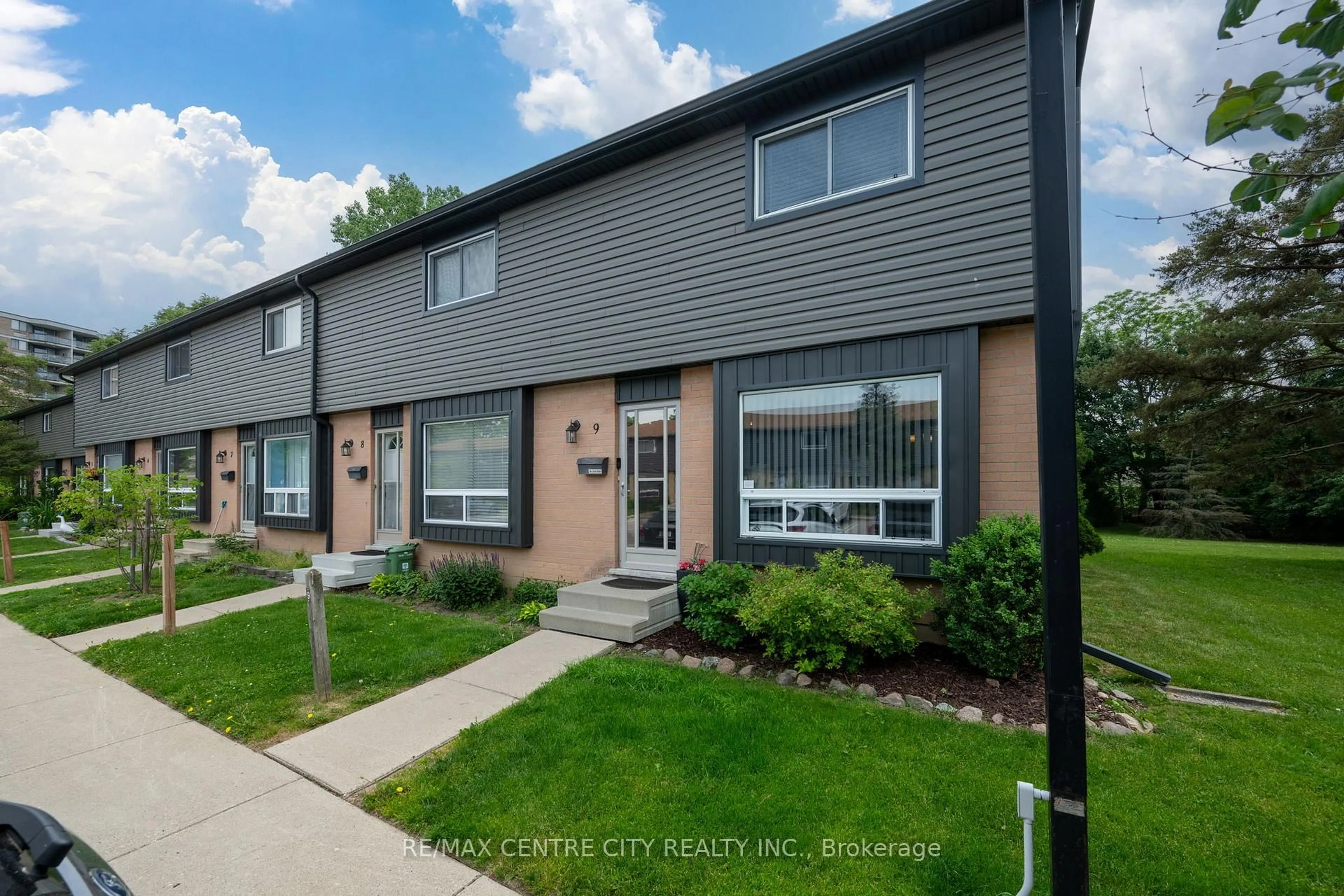 Home with vinyl exterior material, street for 475 Sandringham Cres #9, London South Ontario N6C 5B9