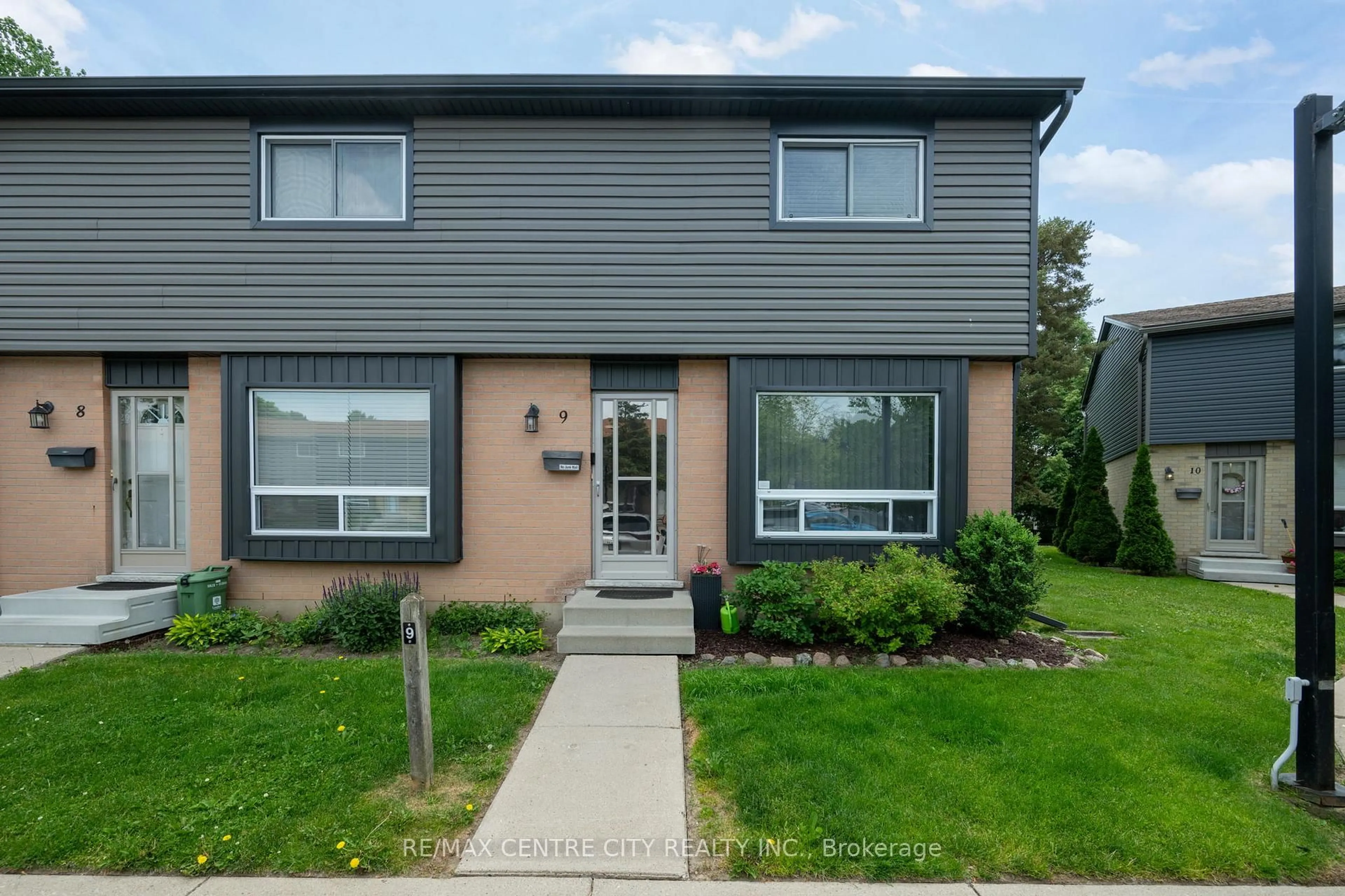 Home with vinyl exterior material, street for 475 Sandringham Cres #9, London South Ontario N6C 5B9