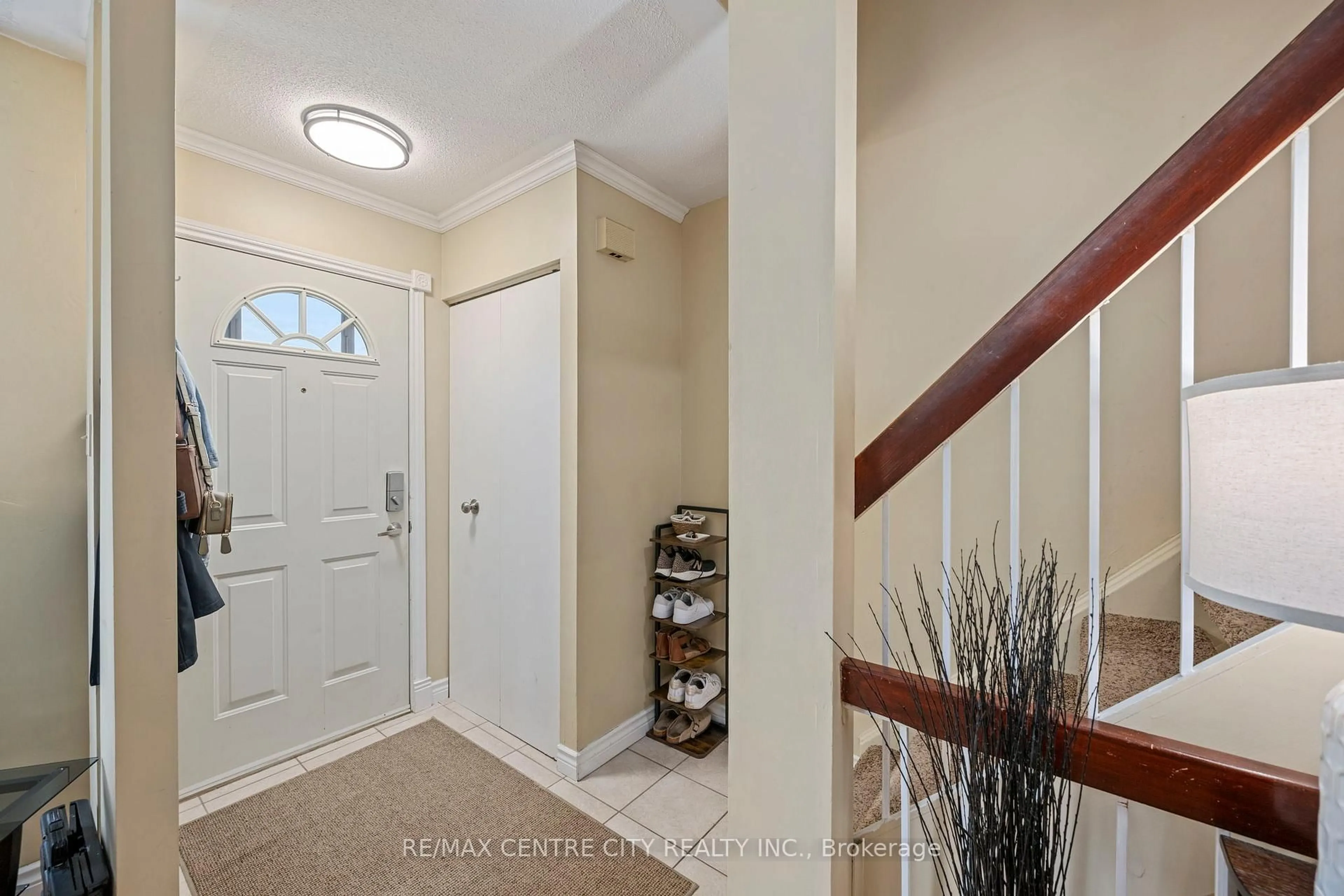 Indoor entryway for 475 Sandringham Cres #9, London South Ontario N6C 5B9