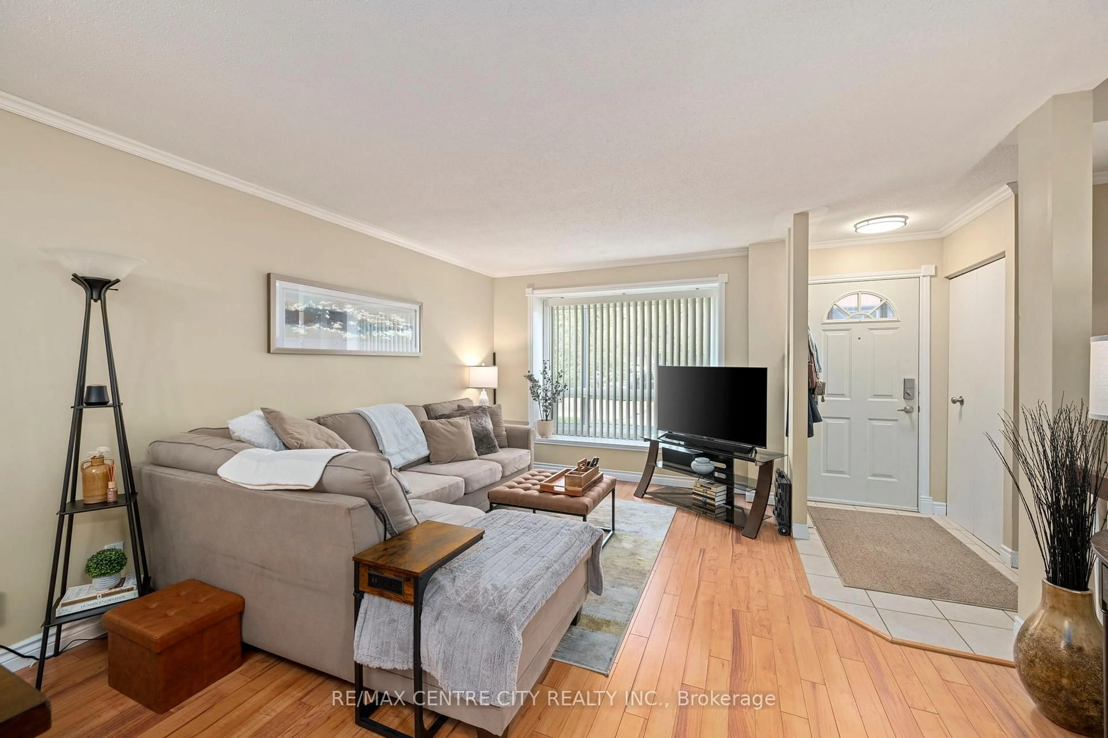 Living room with furniture, wood/laminate floor for 475 Sandringham Cres #9, London South Ontario N6C 5B9