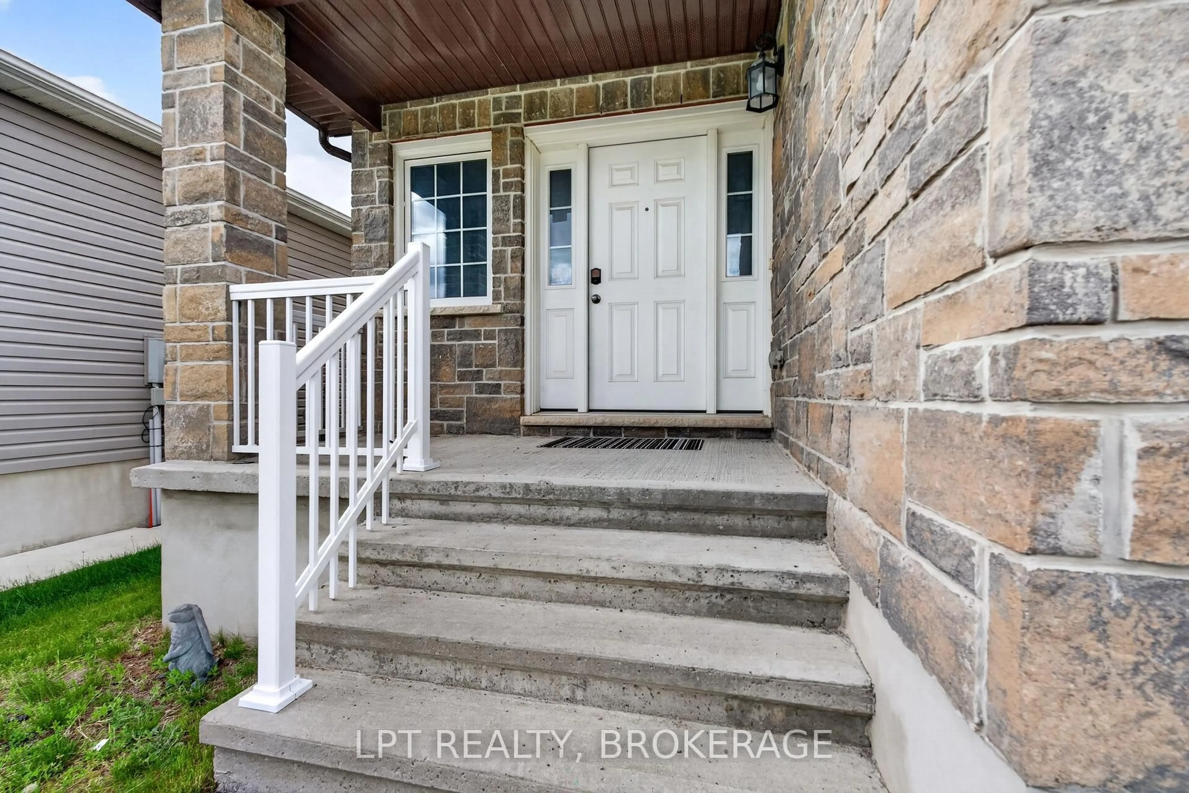 Indoor entryway for 1565 Albany Dr, Kingston Ontario K7P 0L9