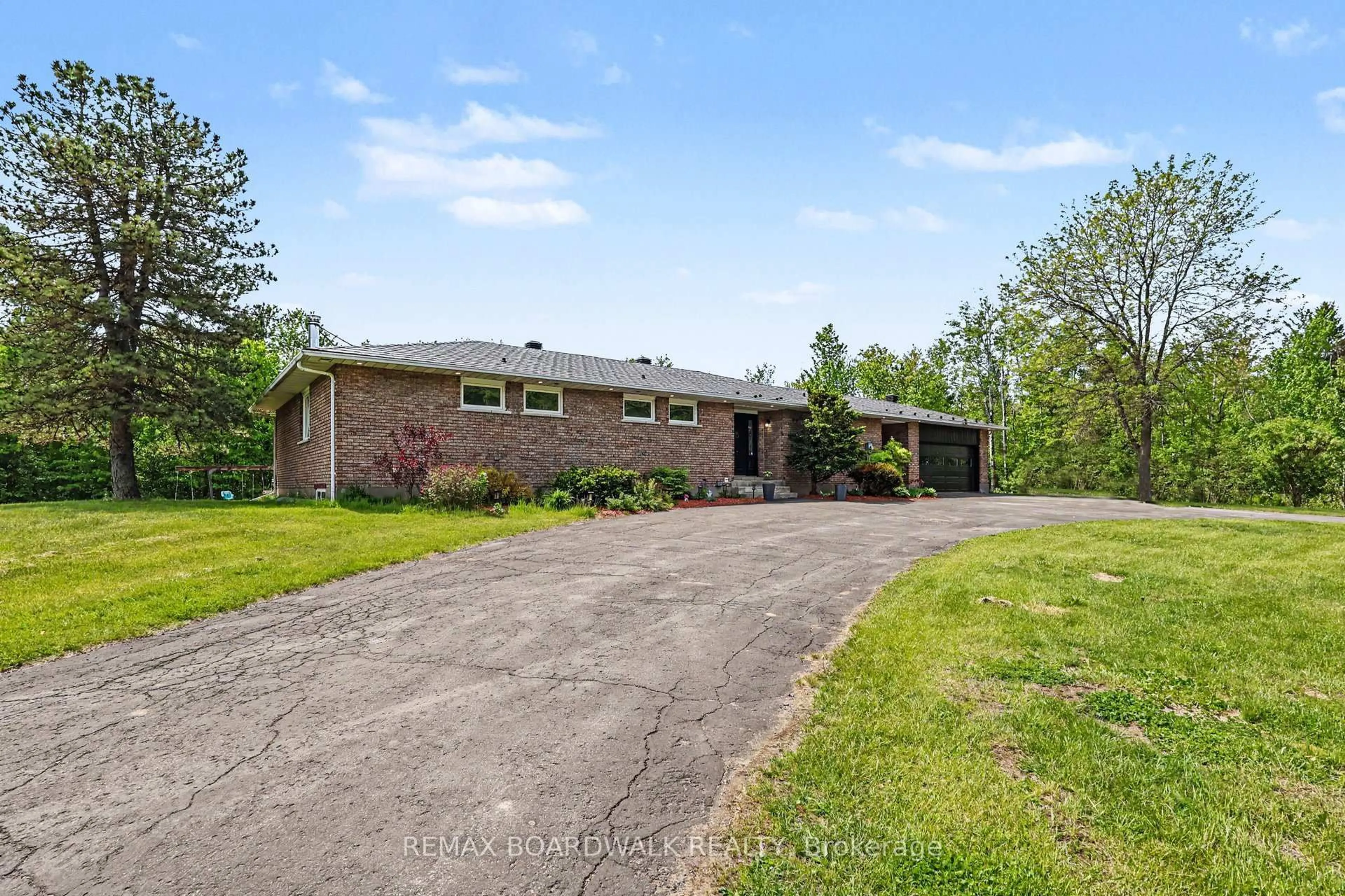 A pic from outside/outdoor area/front of a property/back of a property/a pic from drone, unknown for 1500 Du Golf Rd, Clarence-Rockland Ontario K0A 1N0