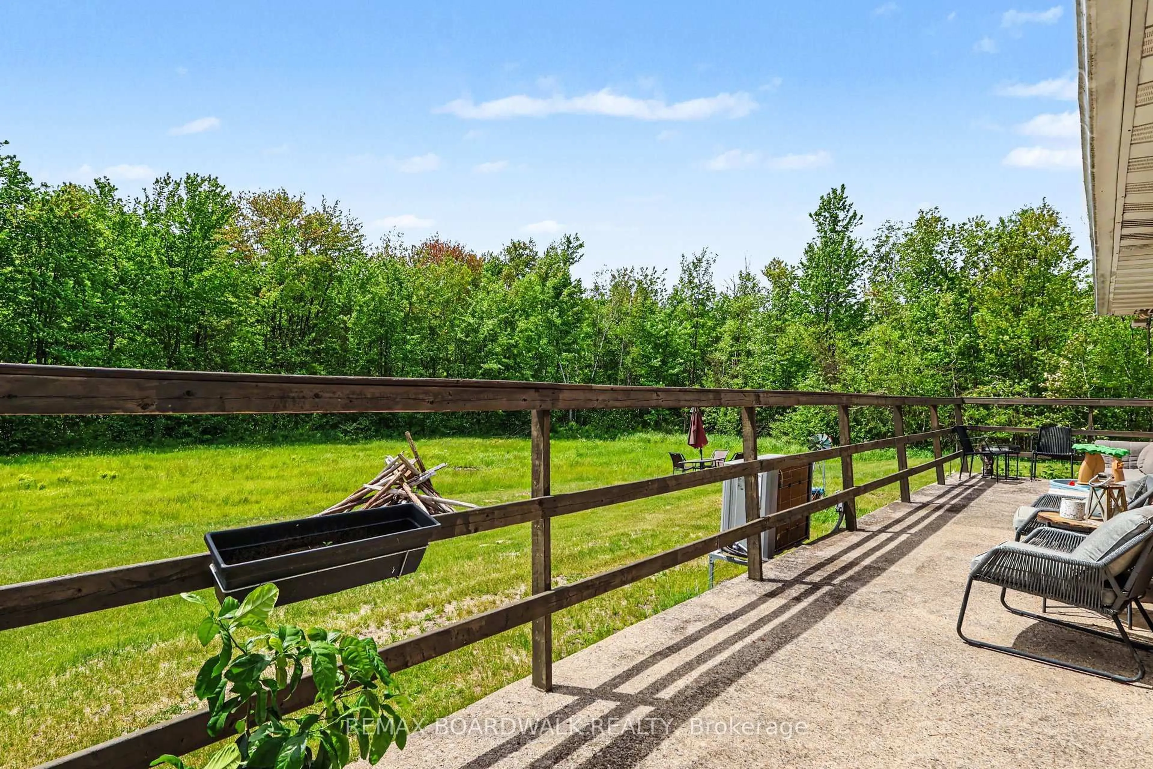 Patio, water/lake/river/ocean view for 1500 Du Golf Rd, Clarence-Rockland Ontario K0A 1N0