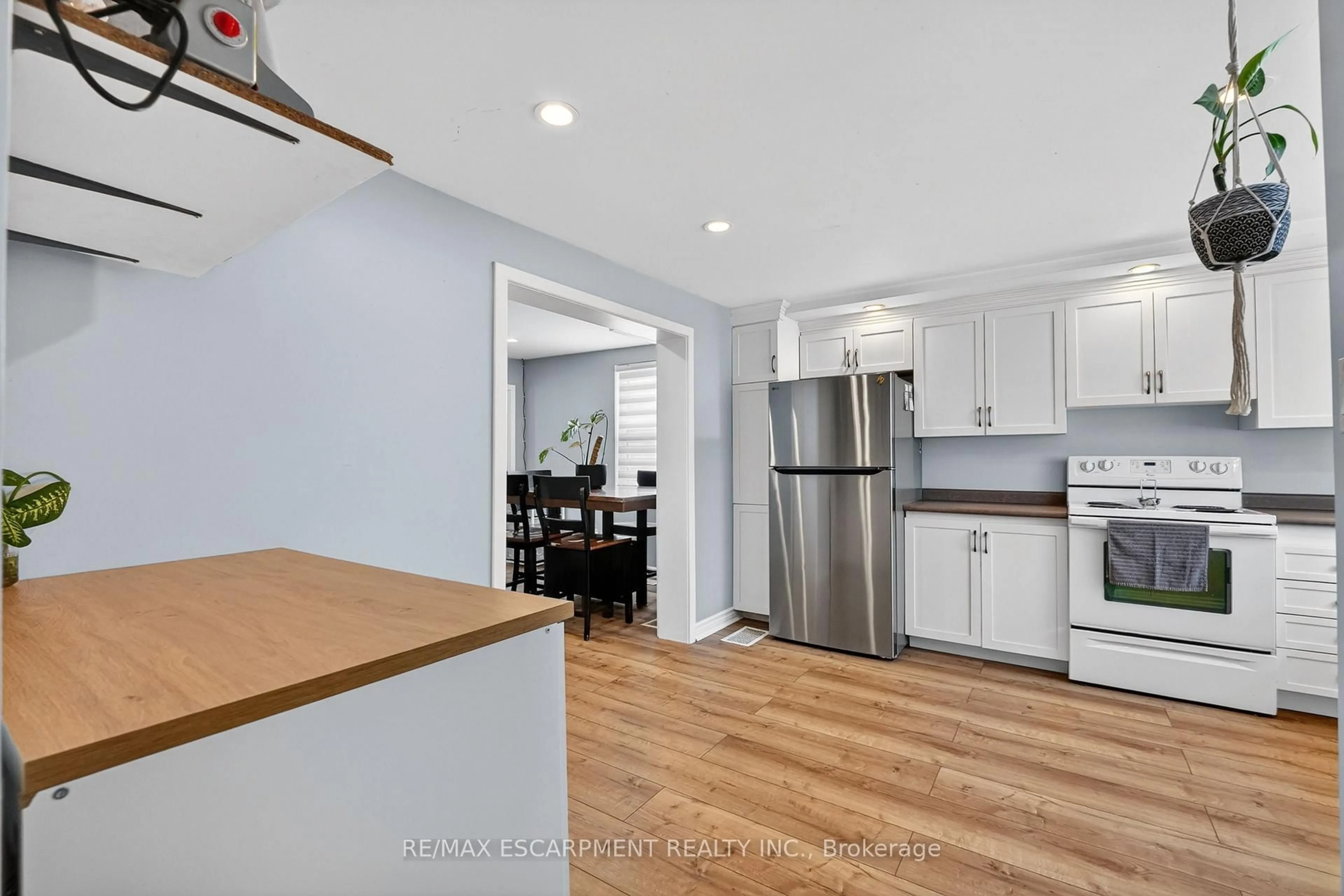 Open concept kitchen, wood/laminate floor for 4956 Beam St, Lincoln Ontario L3J 0K2