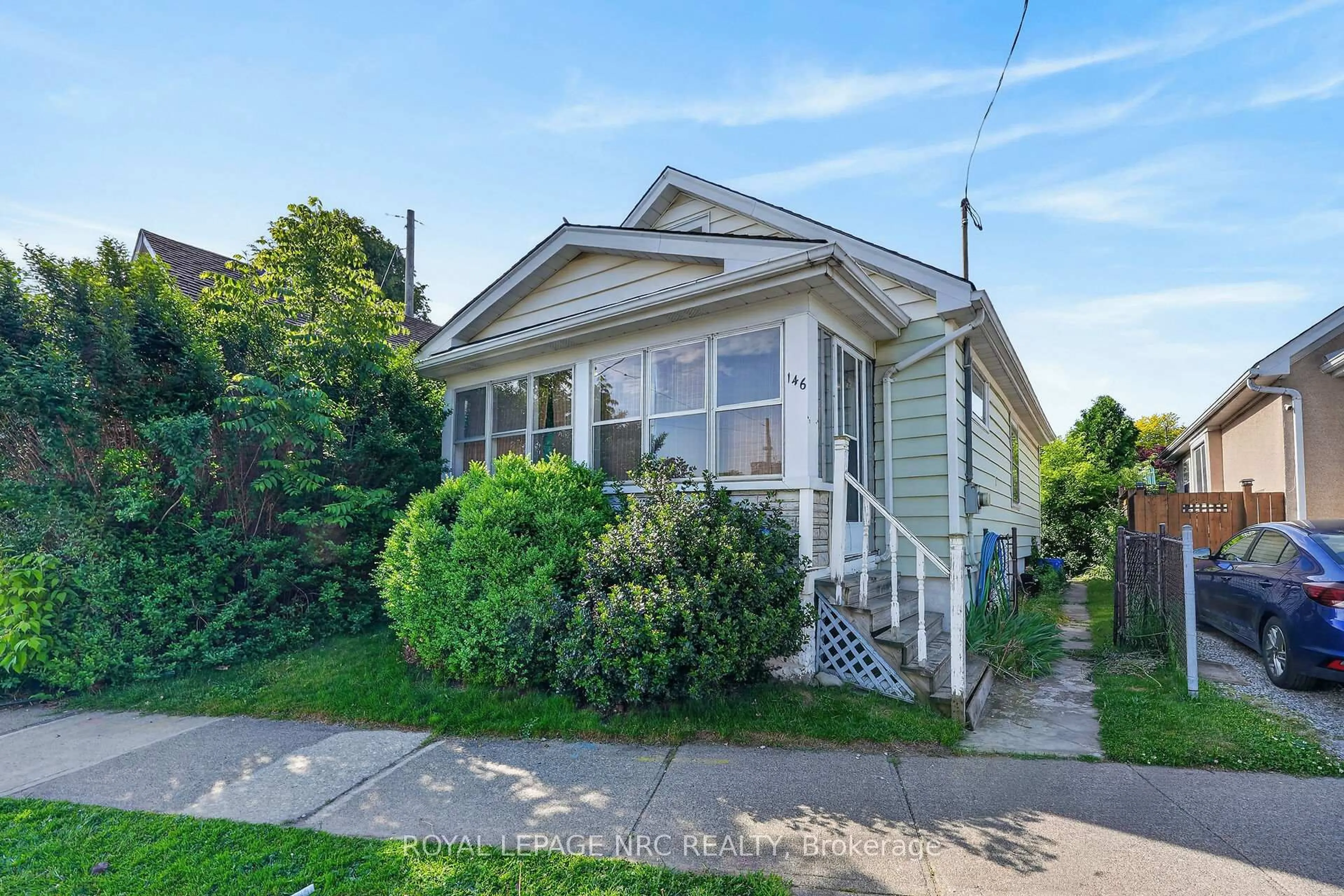 Home with vinyl exterior material, street for 146 Carlton St, St. Catharines Ontario L2R 1R7