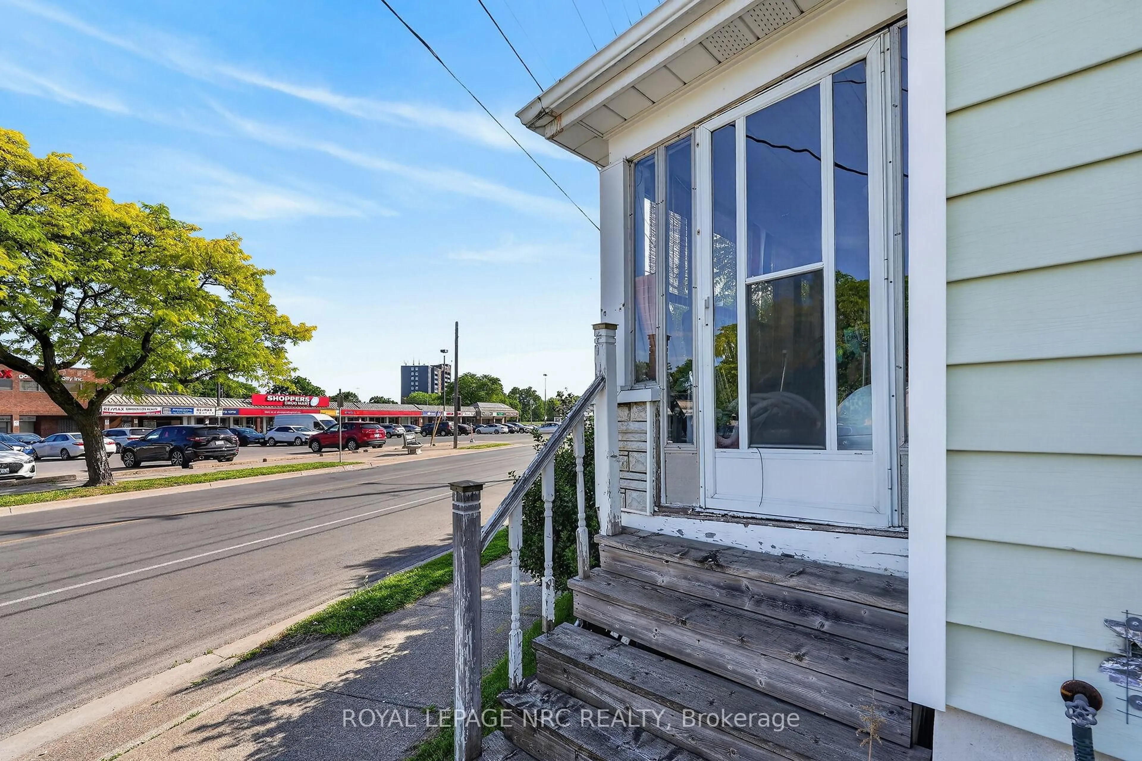A pic from outside/outdoor area/front of a property/back of a property/a pic from drone, street for 146 Carlton St, St. Catharines Ontario L2R 1R7