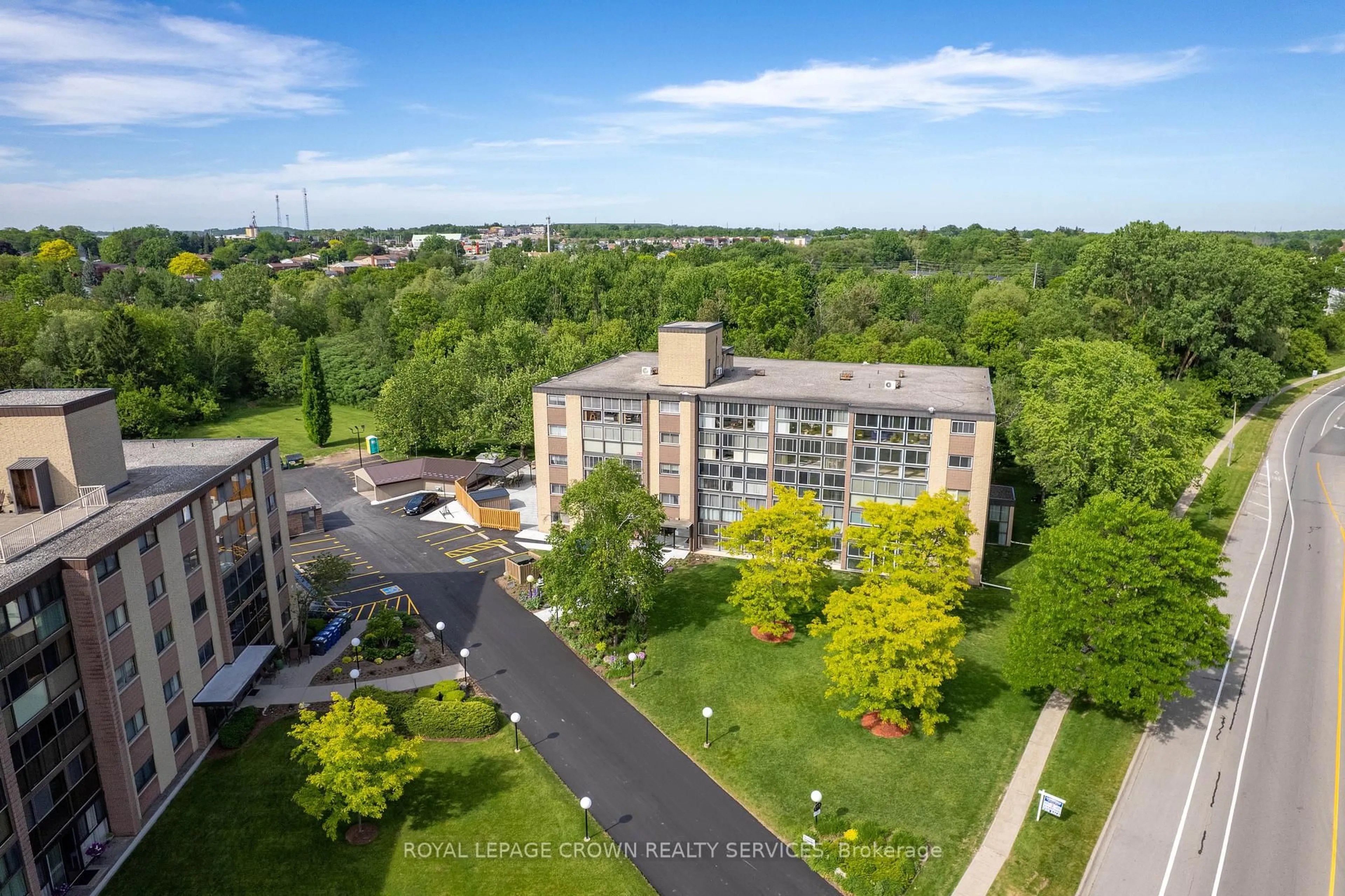 A pic from outside/outdoor area/front of a property/back of a property/a pic from drone, building for 400 Champlain Blvd #105, Cambridge Ontario N1R 7J6