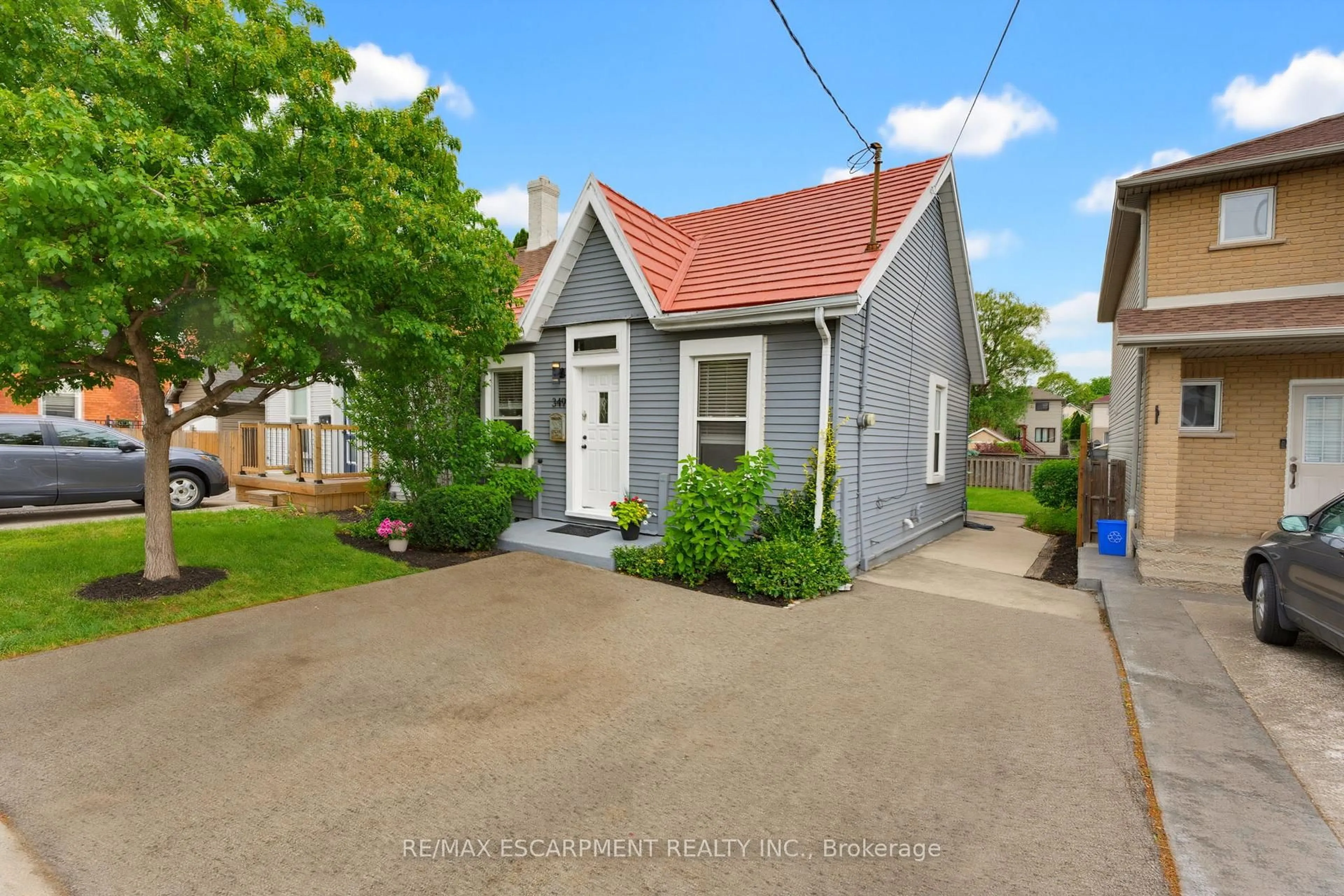 A pic from outside/outdoor area/front of a property/back of a property/a pic from drone, street for 349 John St, Hamilton Ontario L8L 4R2