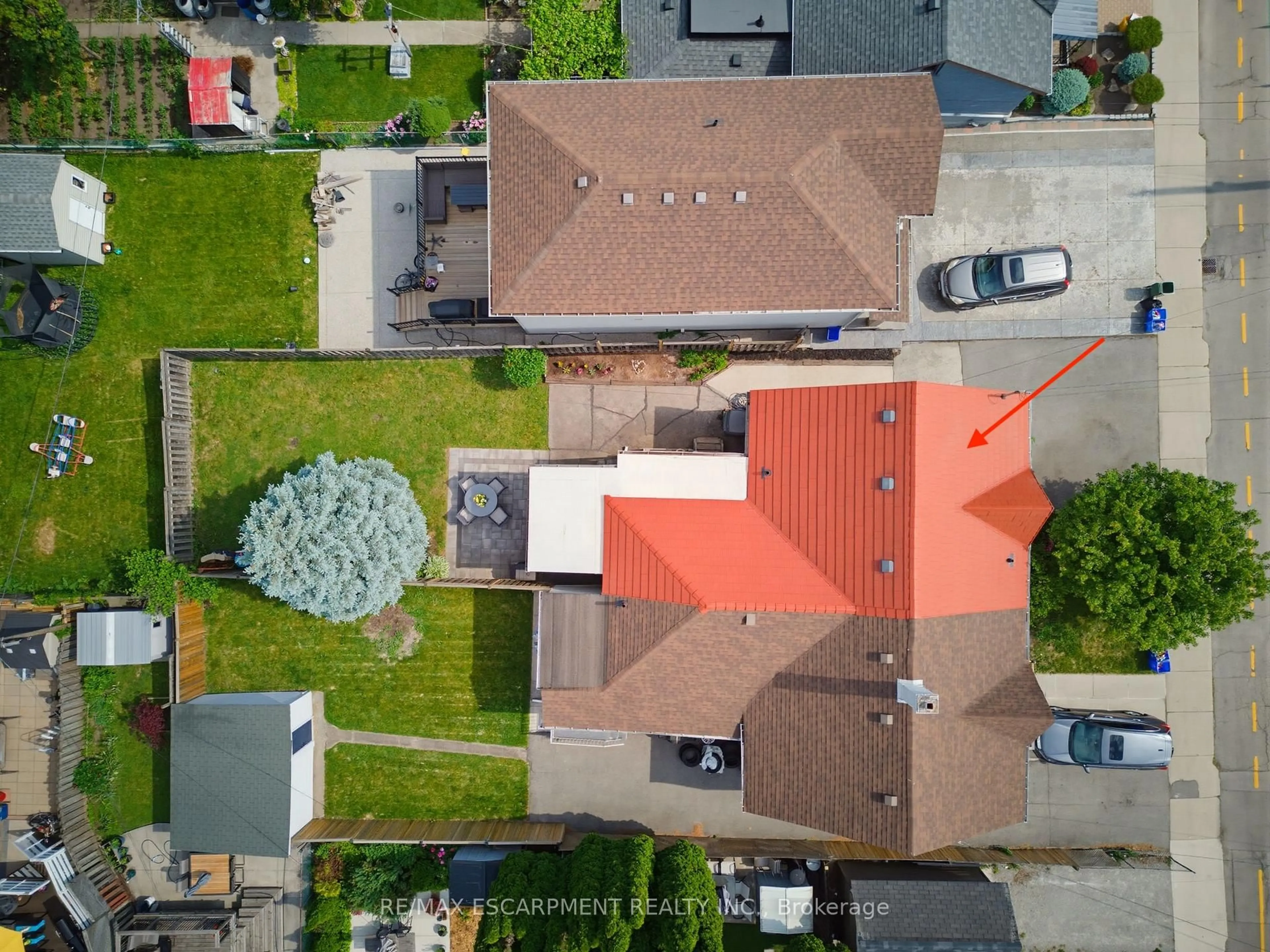 A pic from outside/outdoor area/front of a property/back of a property/a pic from drone, street for 349 John St, Hamilton Ontario L8L 4R2