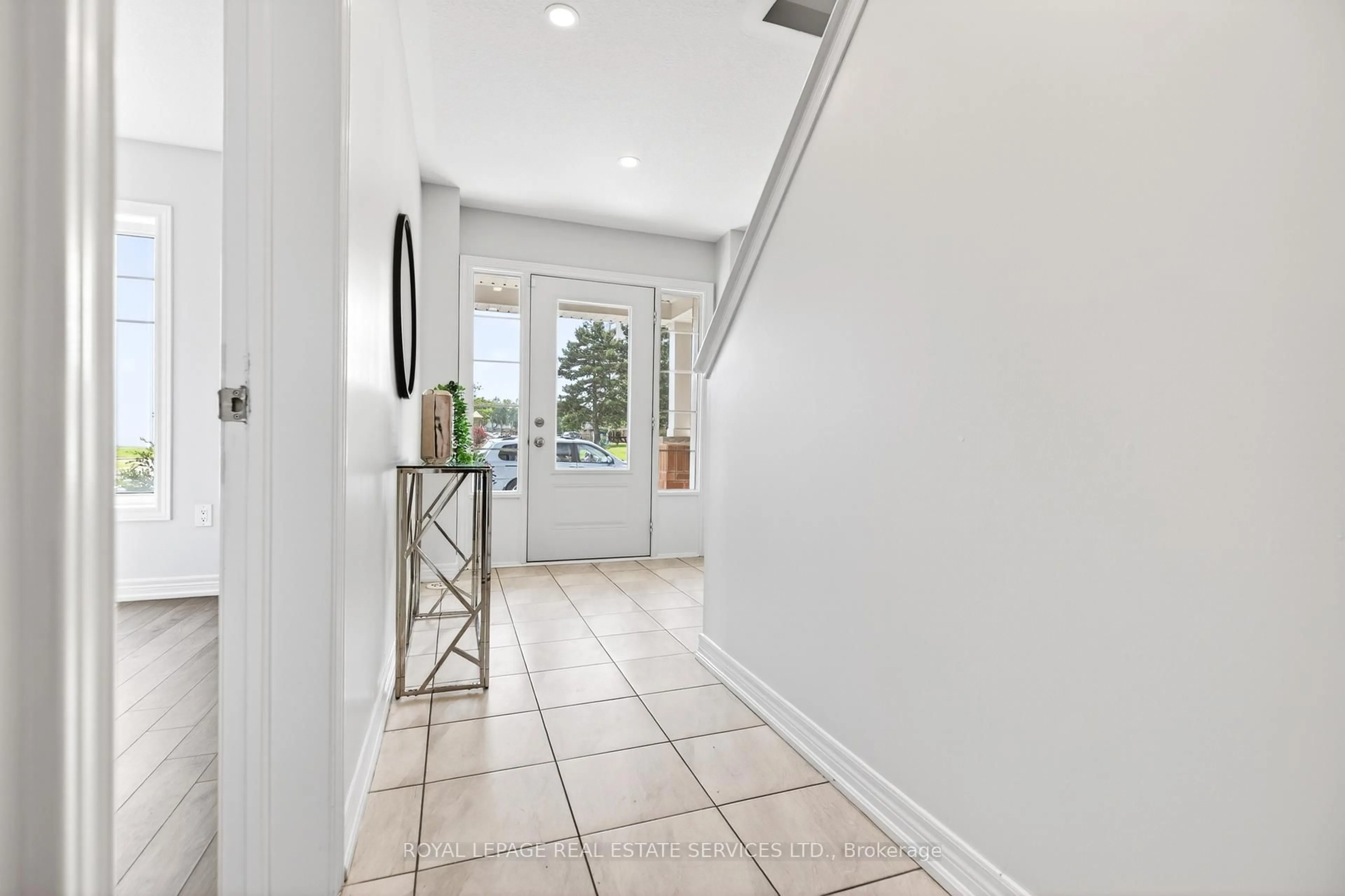 Indoor entryway for 5 Canoe Lane, Hamilton Ontario L8K 0A3