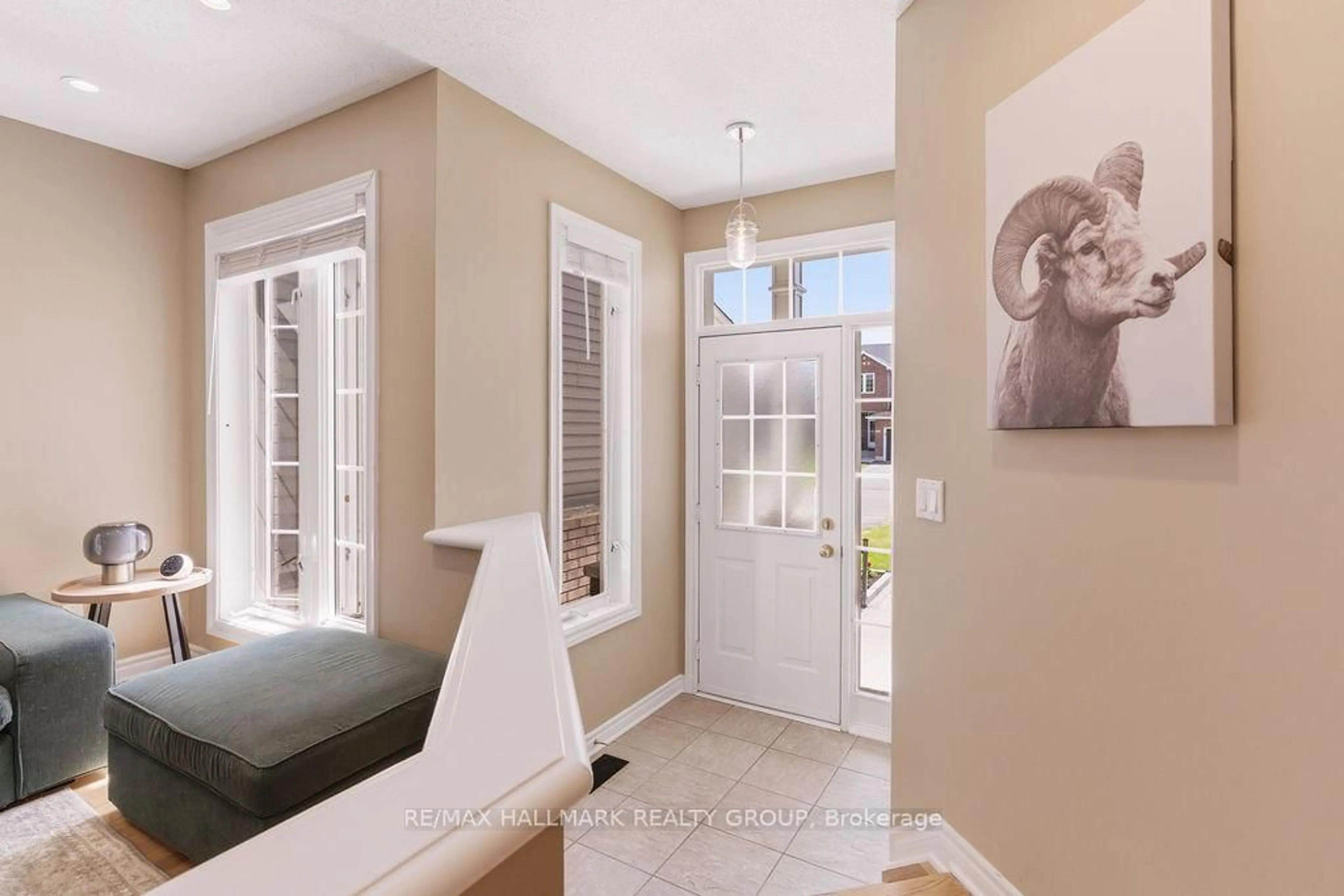 Indoor entryway for 983 Markwick Cres, Ottawa Ontario K4A 4X9