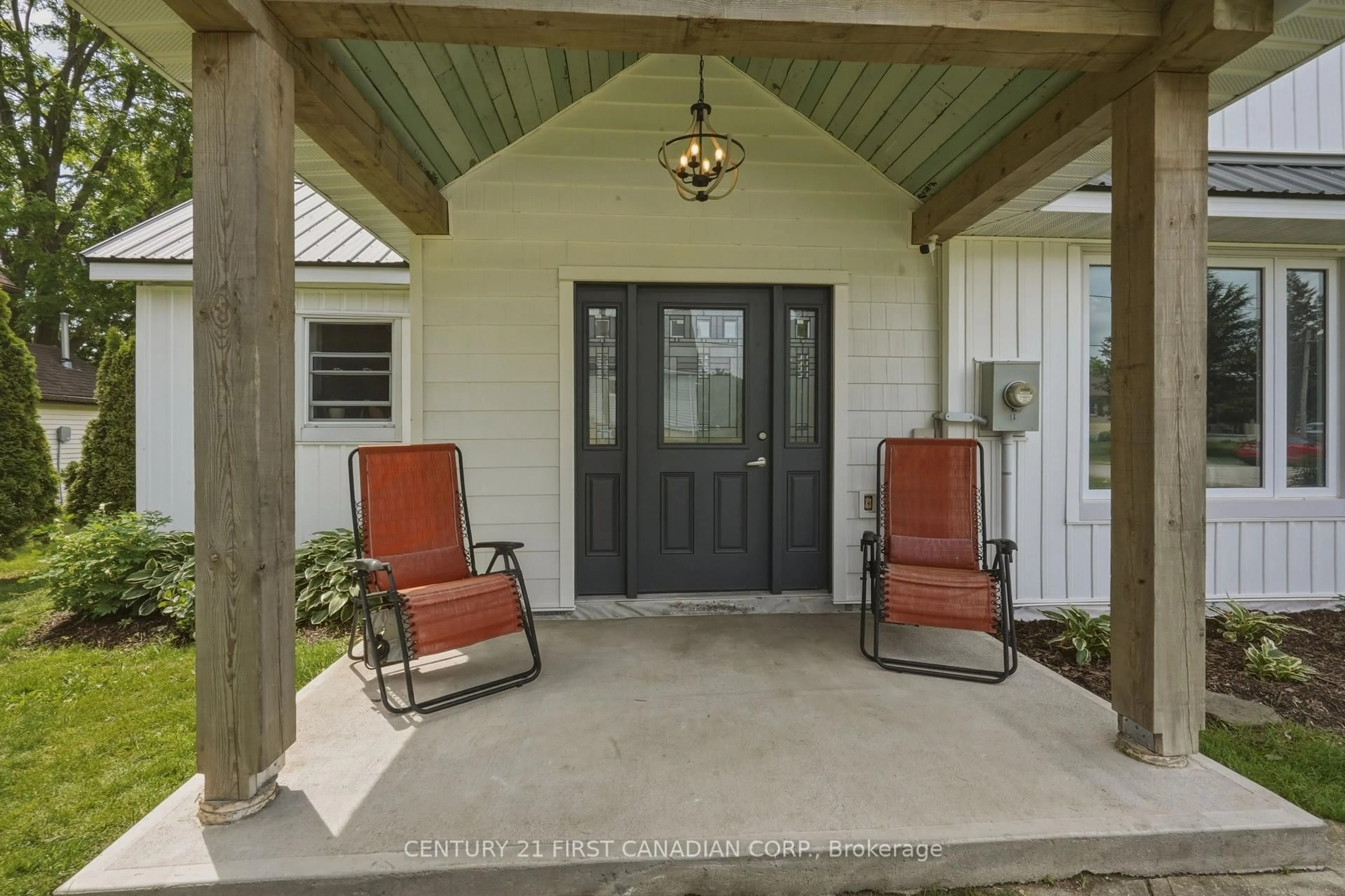 Indoor entryway for 8073 Francis St, Brooke-Alvinston Ontario N0N 1A0
