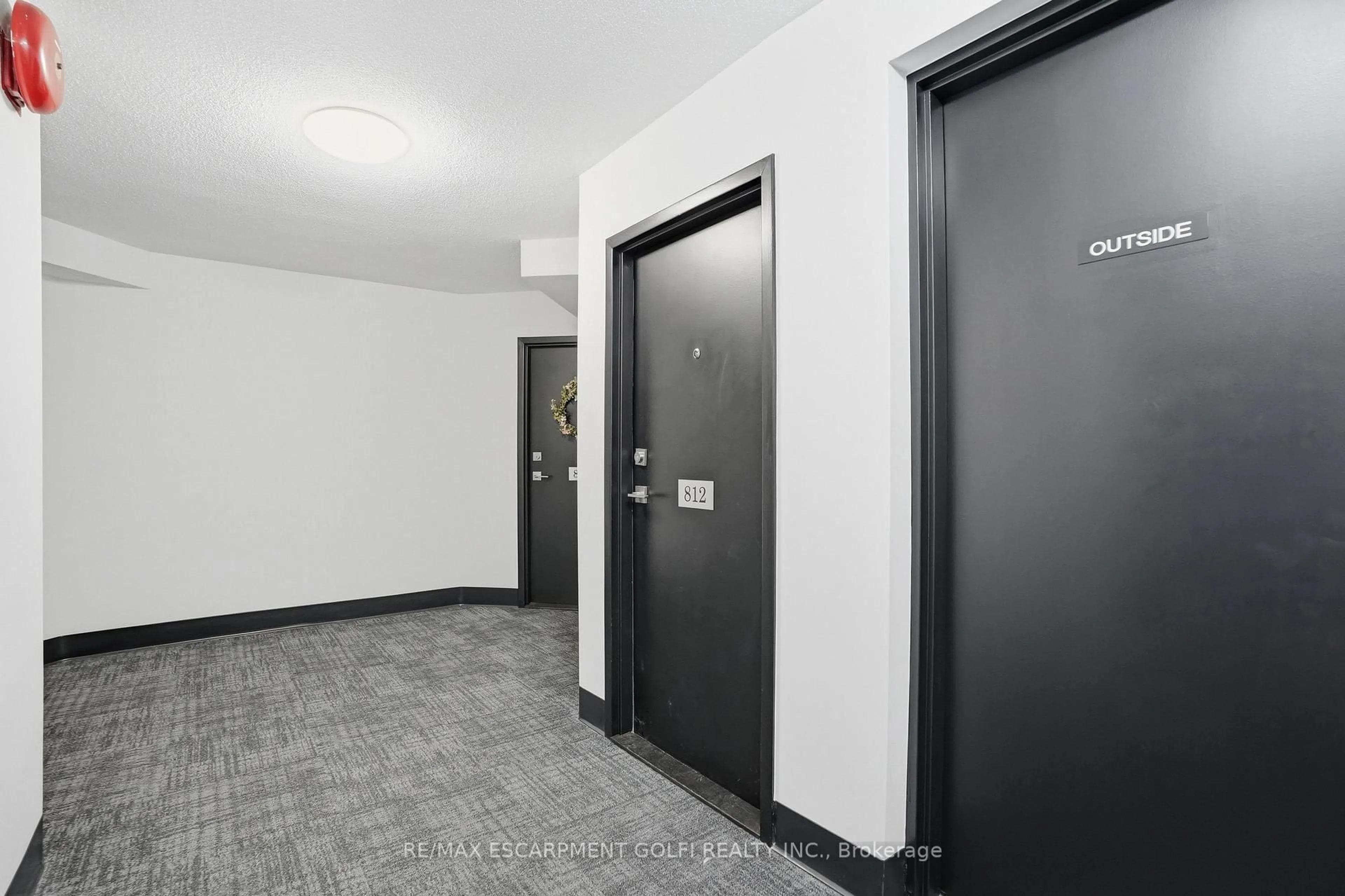 Indoor foyer for 8 Village Green Blvd #812, Hamilton Ontario L8G 5B8