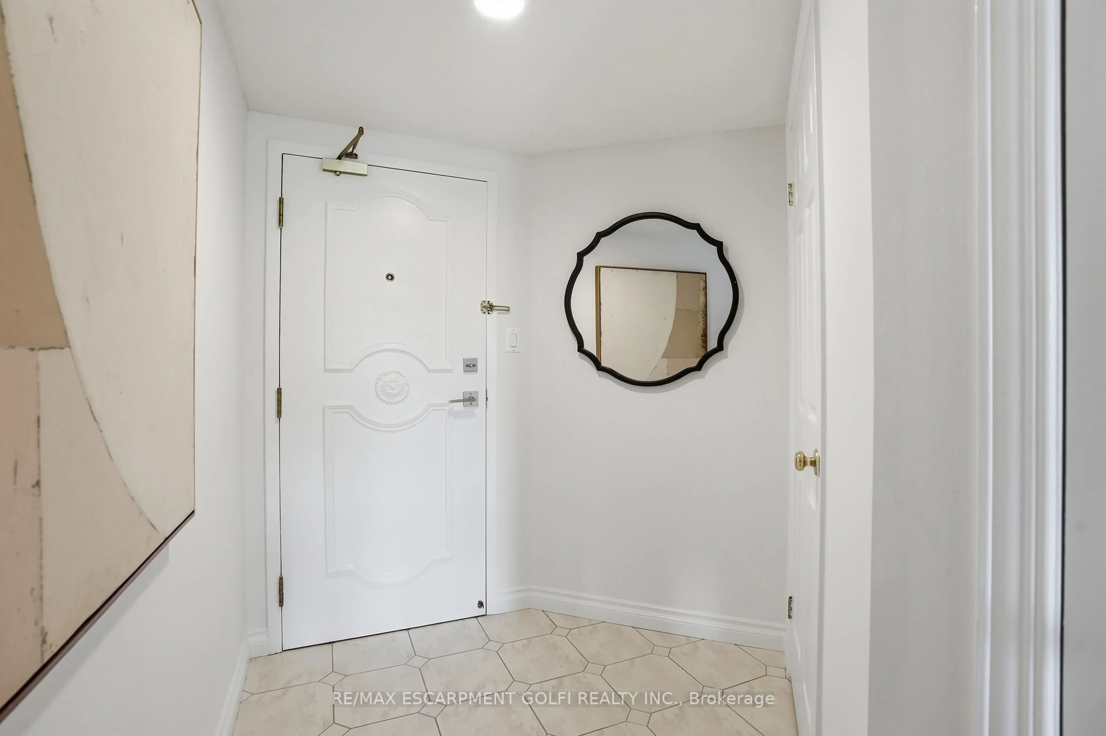 Indoor entryway for 8 Village Green Blvd #812, Hamilton Ontario L8G 5B8
