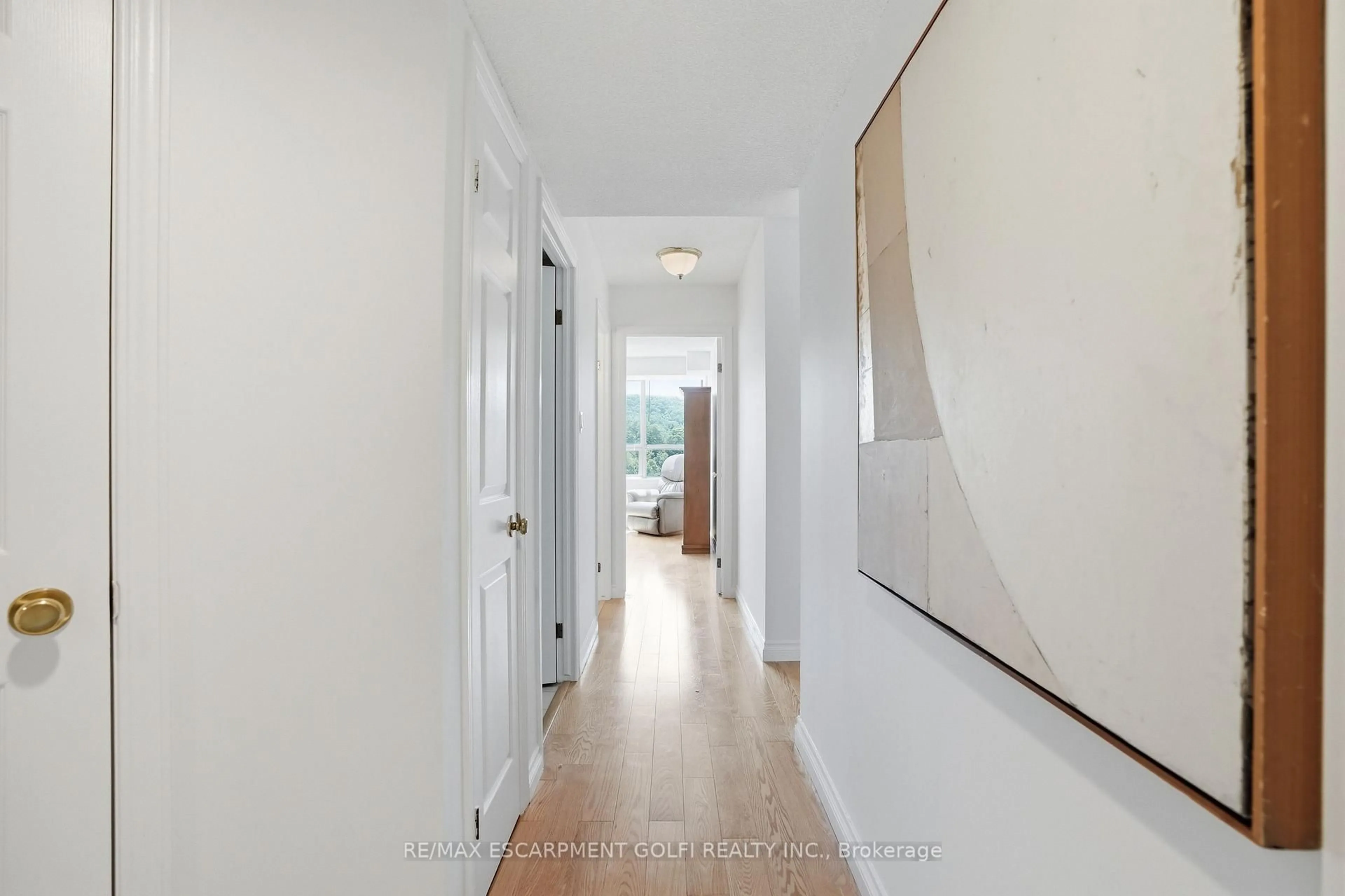 Indoor entryway for 8 Village Green Blvd #812, Hamilton Ontario L8G 5B8
