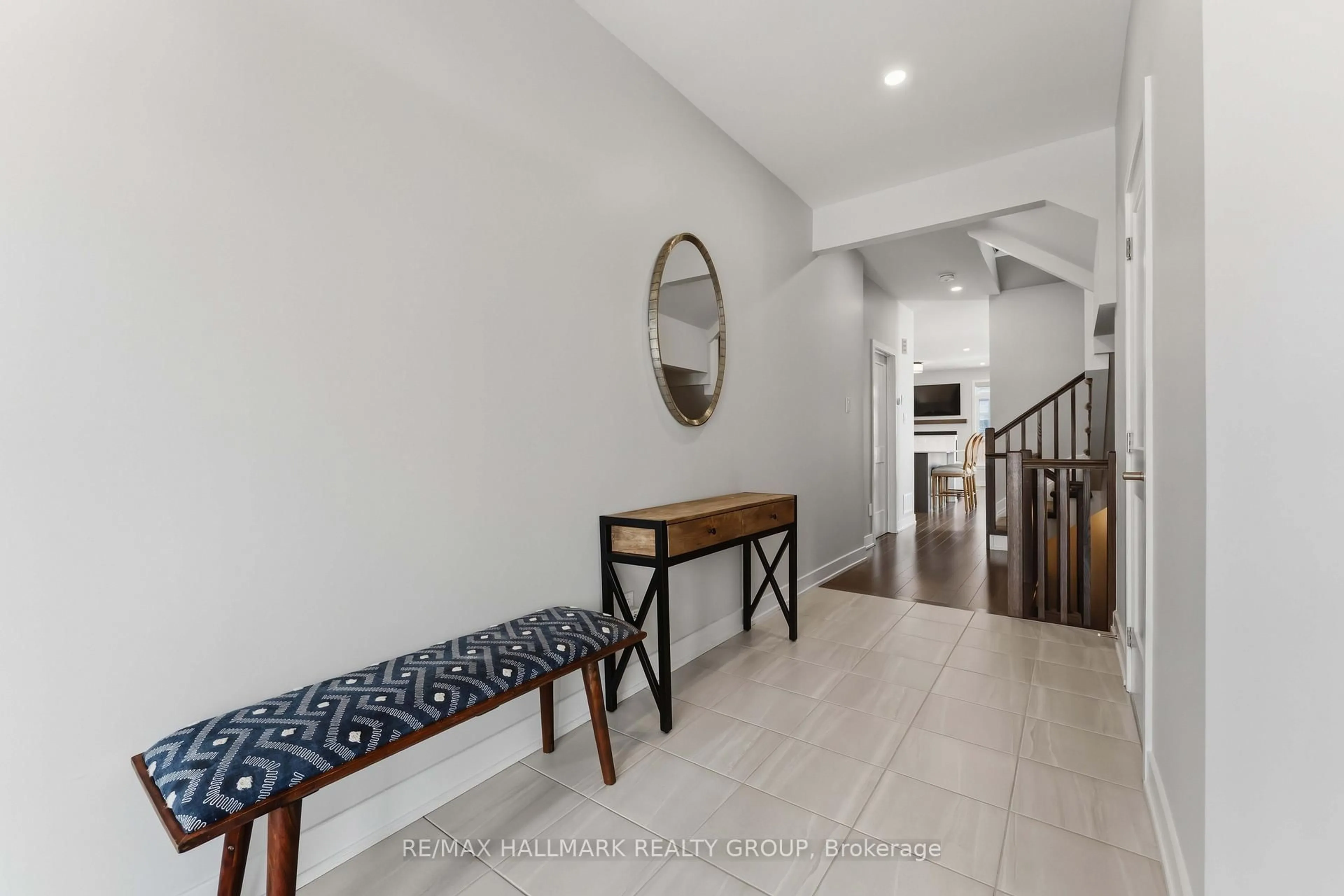 Indoor entryway for 369 Broadridge Cres, Ottawa Ontario K1W 0M1