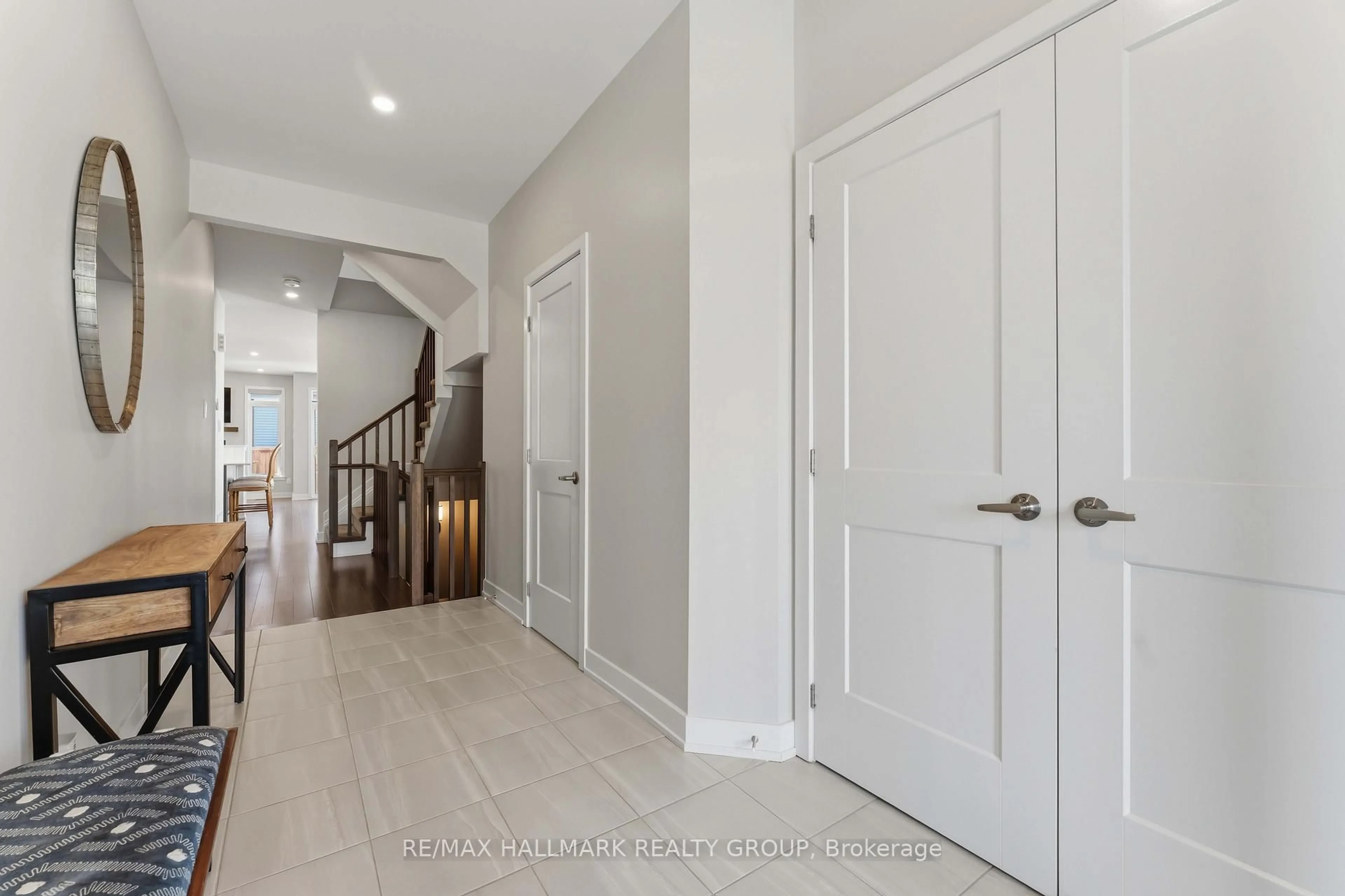 Indoor entryway for 369 Broadridge Cres, Ottawa Ontario K1W 0M1