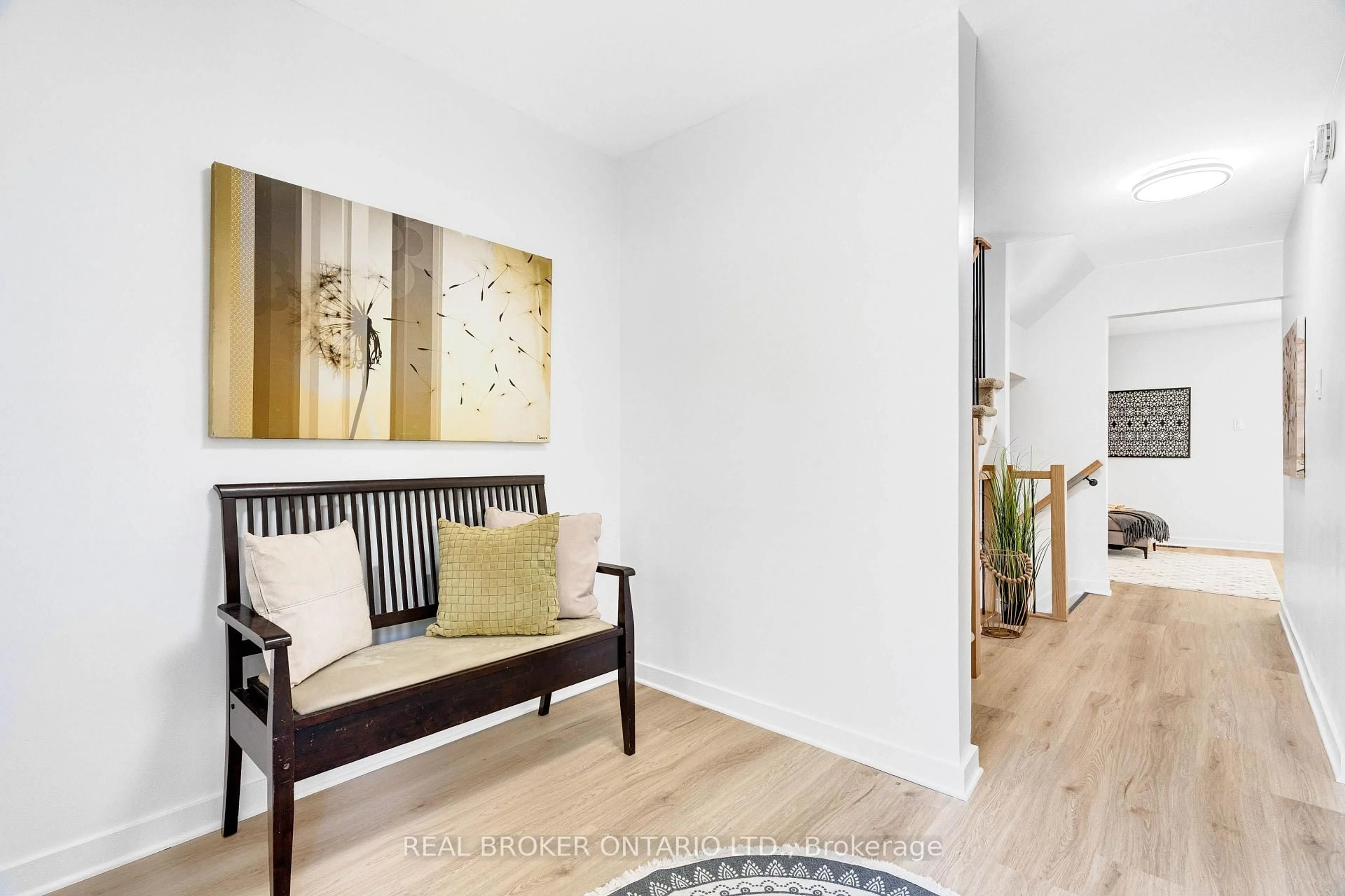 Indoor entryway for 1449 Ridgebrook Dr #124, Ottawa Ontario K1B 4T1