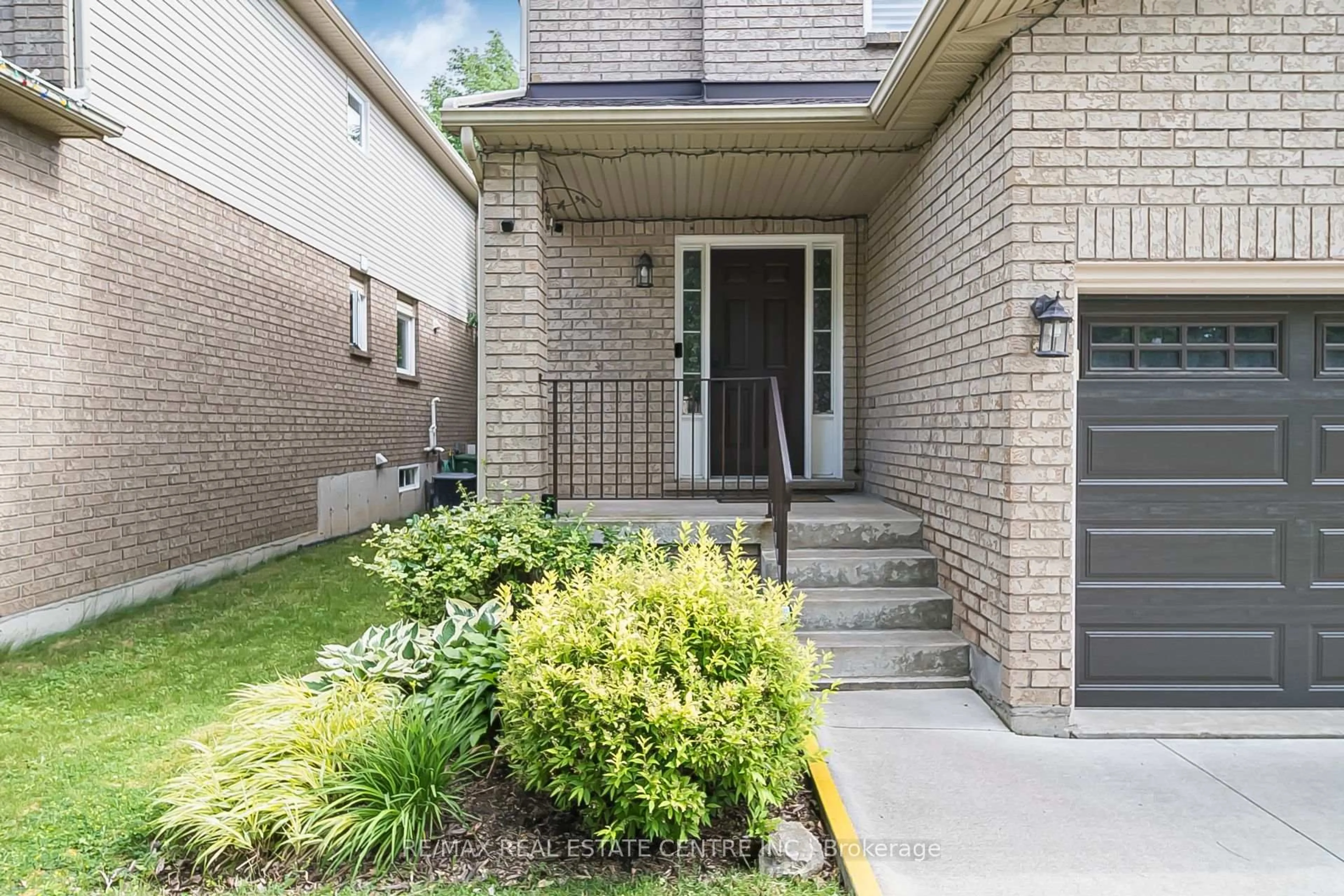 Home with brick exterior material, street for 31 Cityview Cres, Hamilton Ontario L8J 3V1