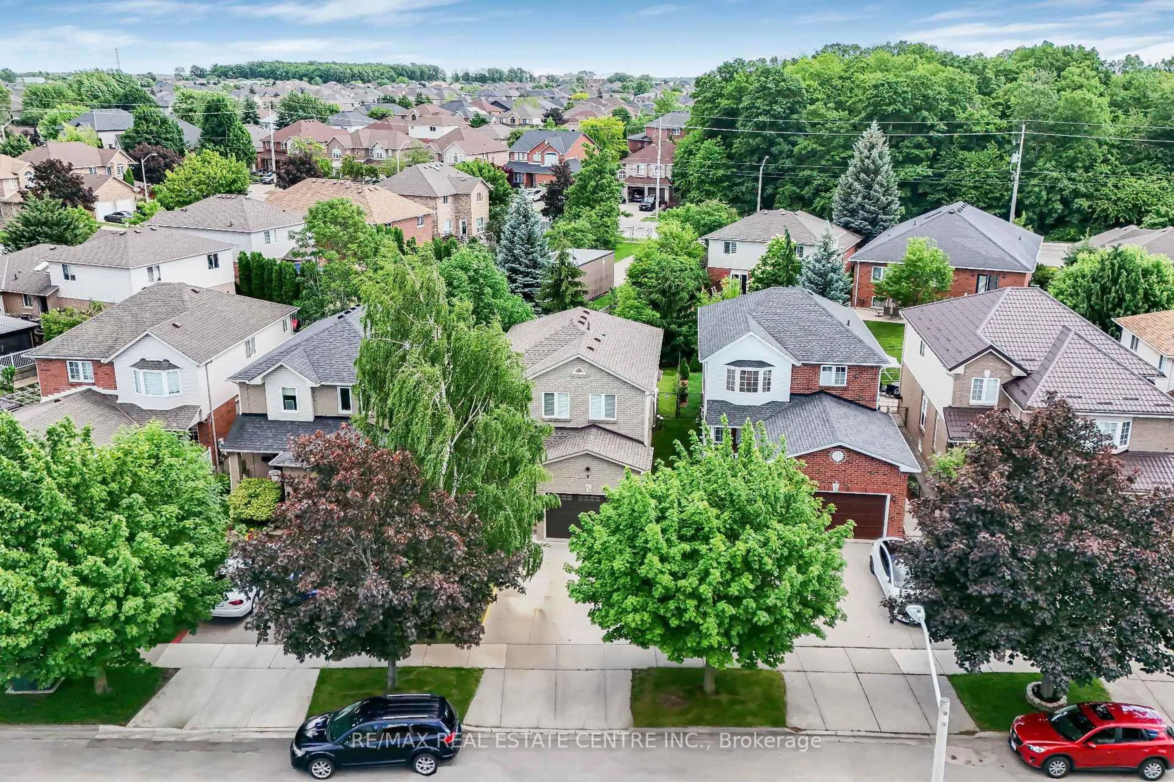 A pic from outside/outdoor area/front of a property/back of a property/a pic from drone, street for 31 Cityview Cres, Hamilton Ontario L8J 3V1